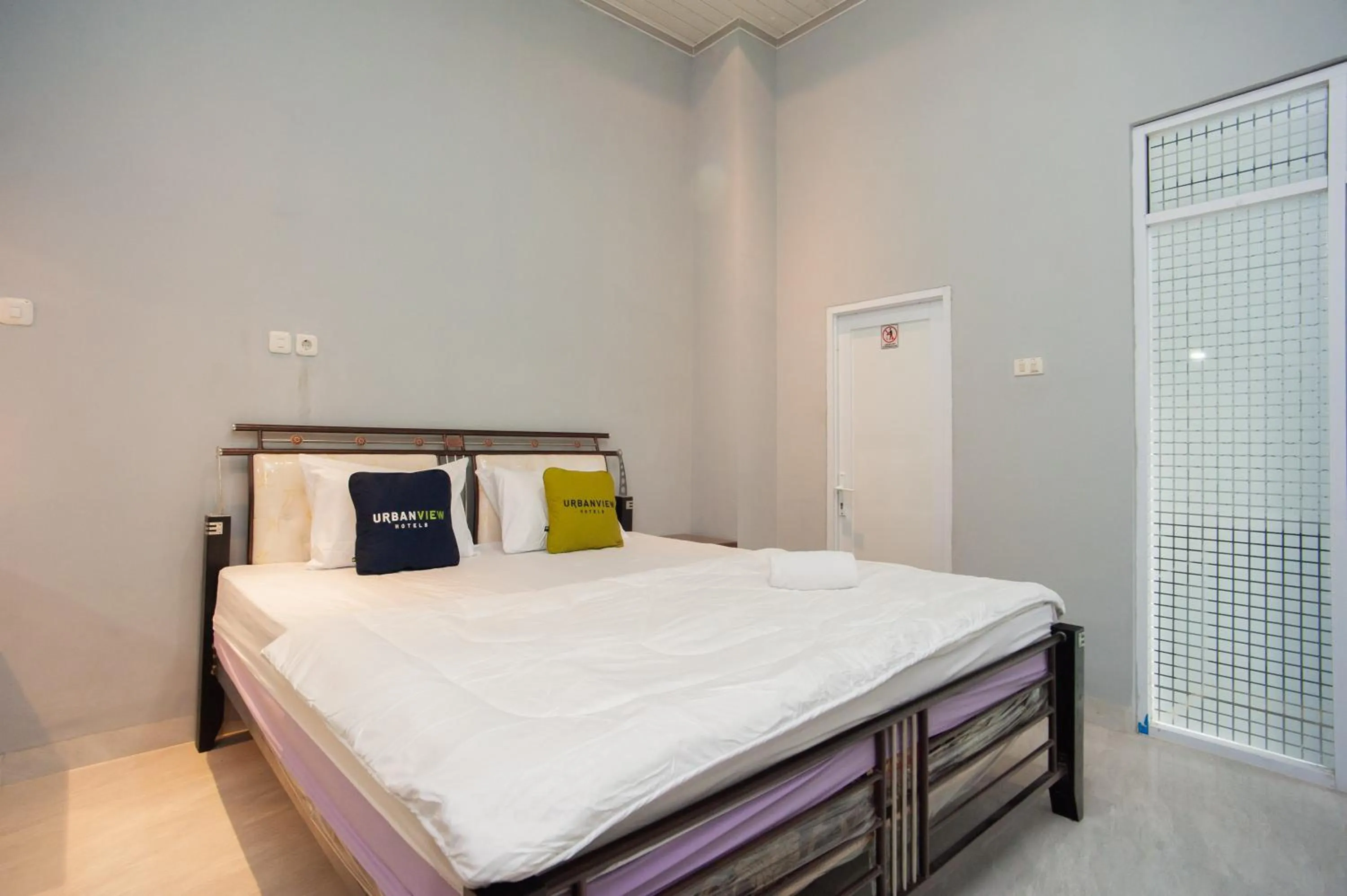 Bedroom, Bed in Urbanview Hotel Pangeran Palembang by RedDoorz
