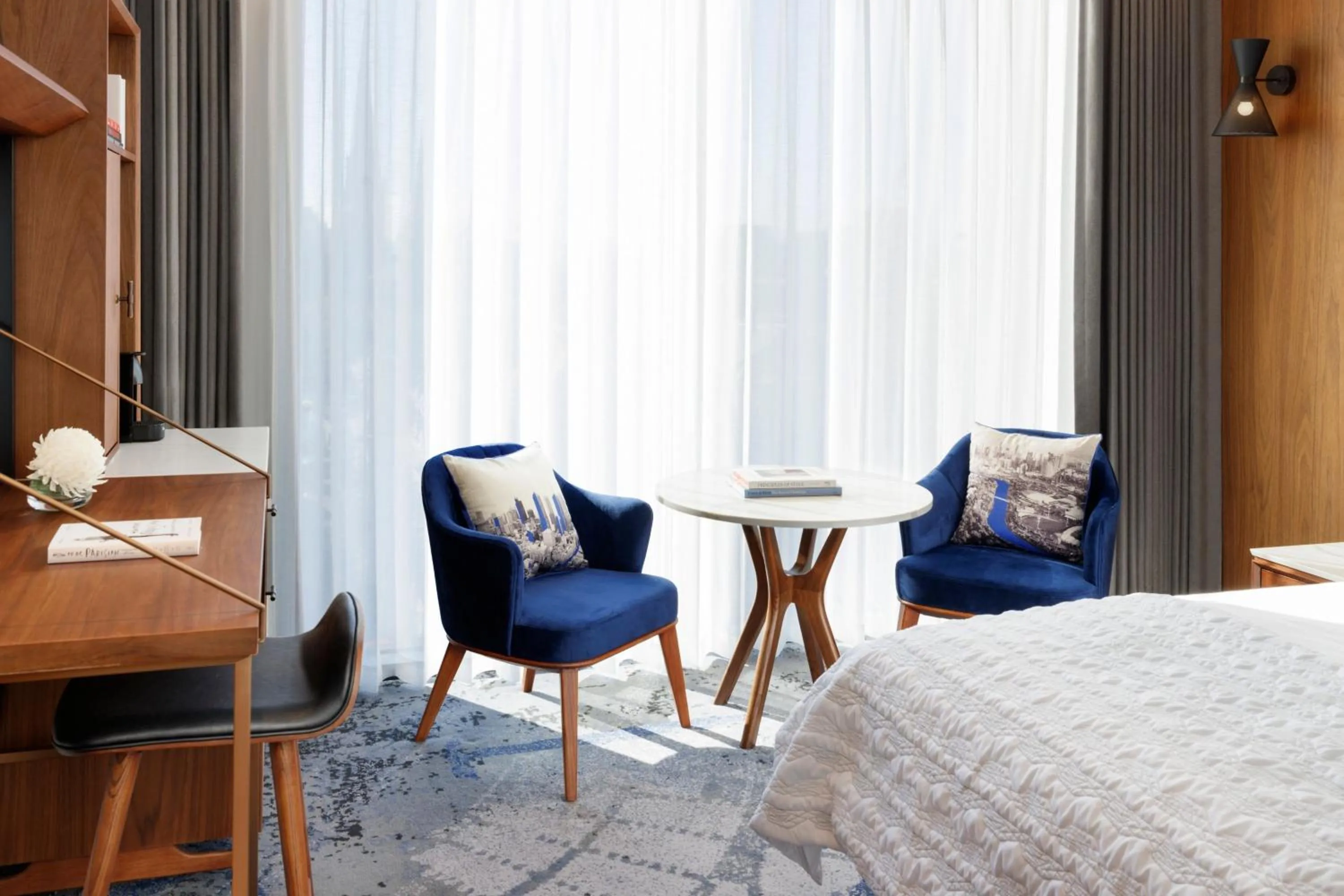 Photo of the whole room, Bed in Le Meridien Melbourne