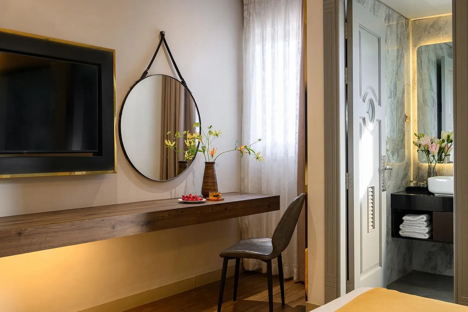 TV and multimedia in Acnos Hotel