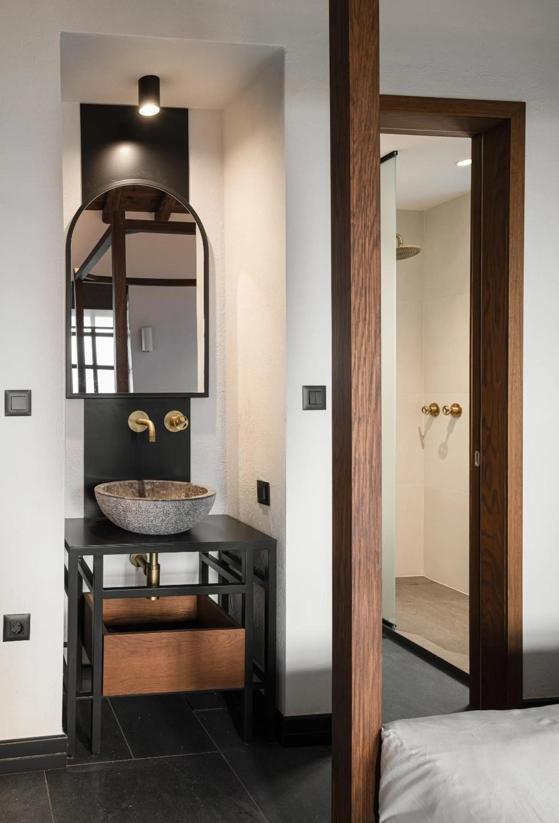 Shower, Bed in Unedo All Seasons Boutique Hotel