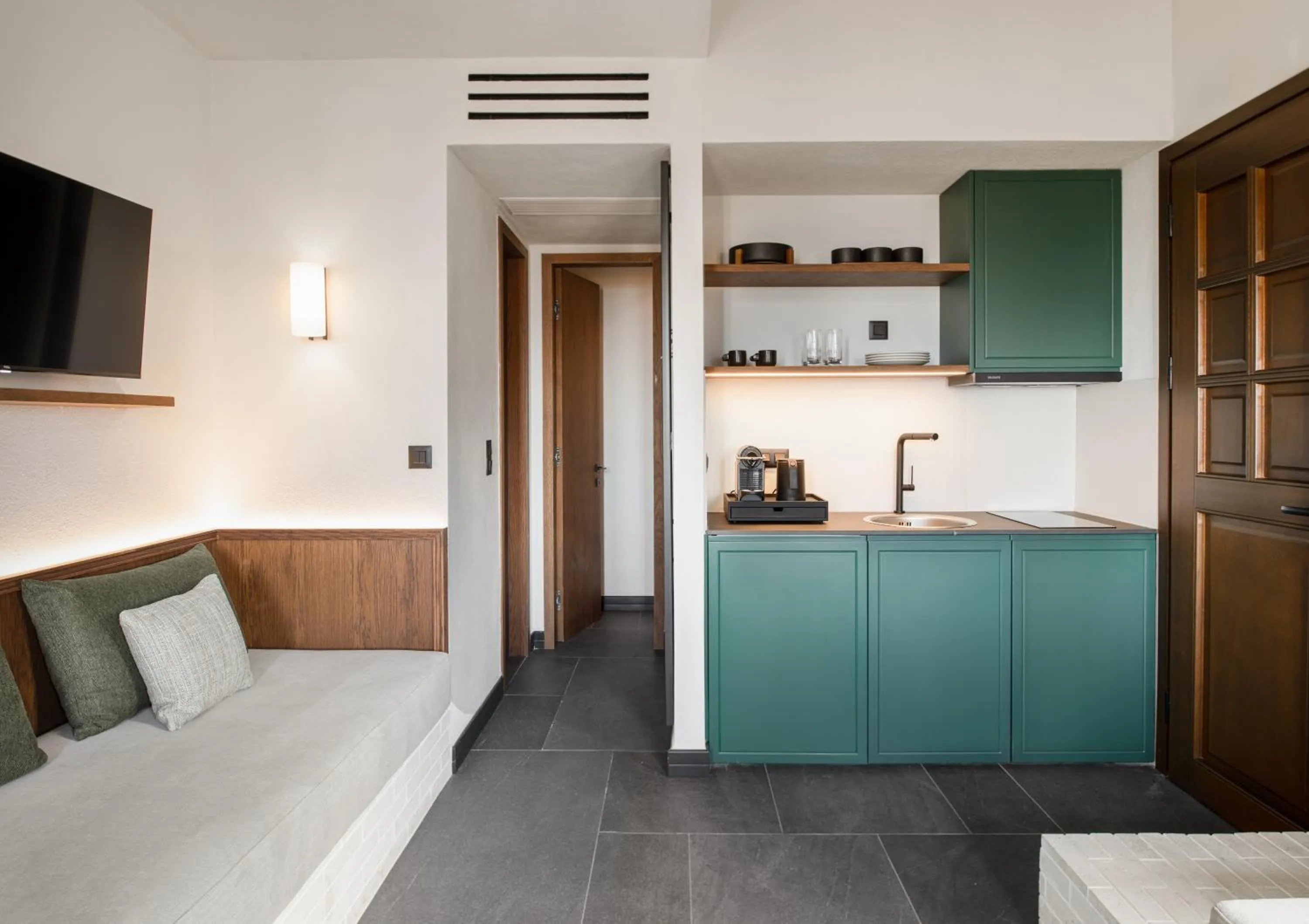 Coffee/tea facilities, Bed in Unedo All Seasons Boutique Hotel