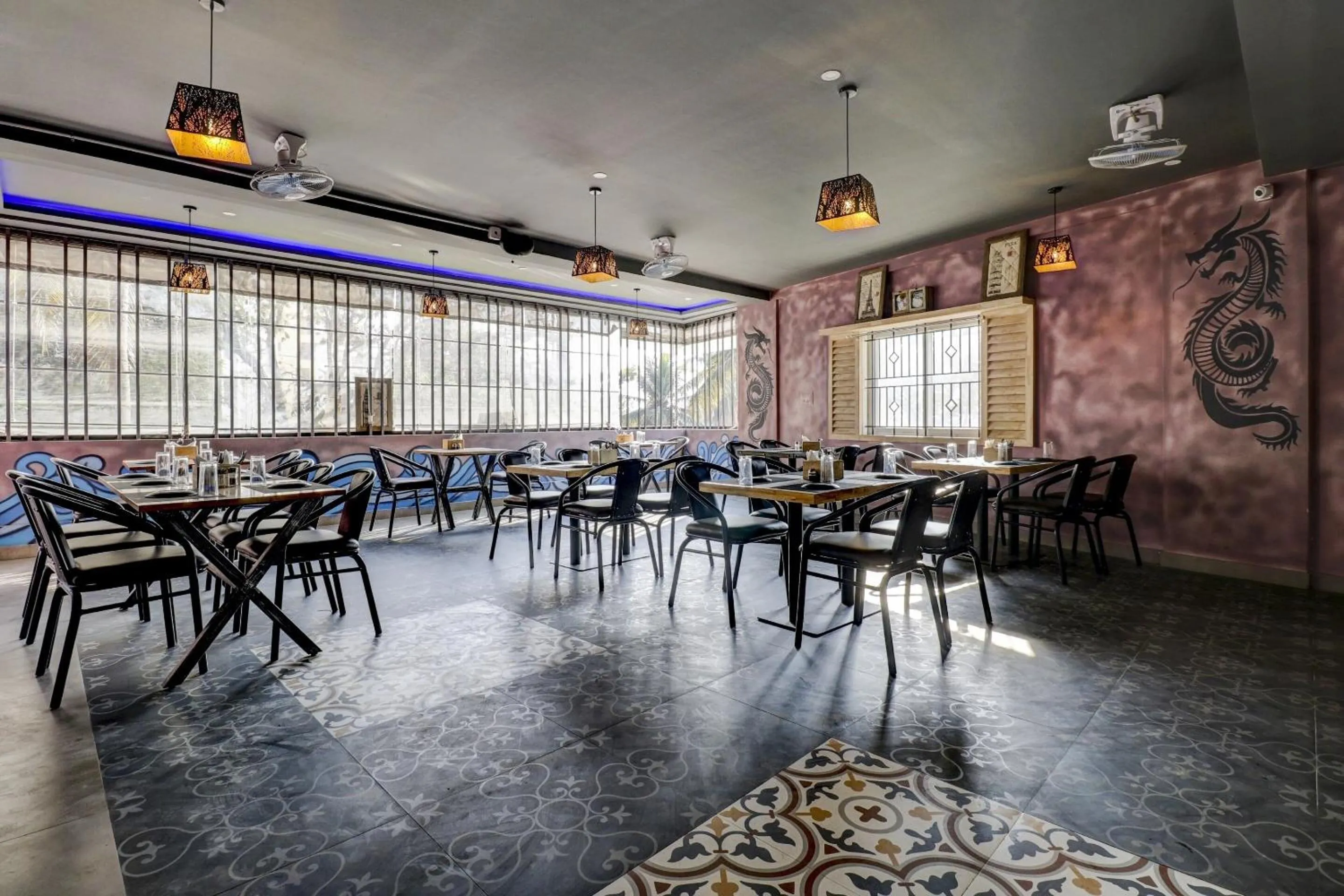 Restaurant/places to eat in Hotel O Canton Hotel