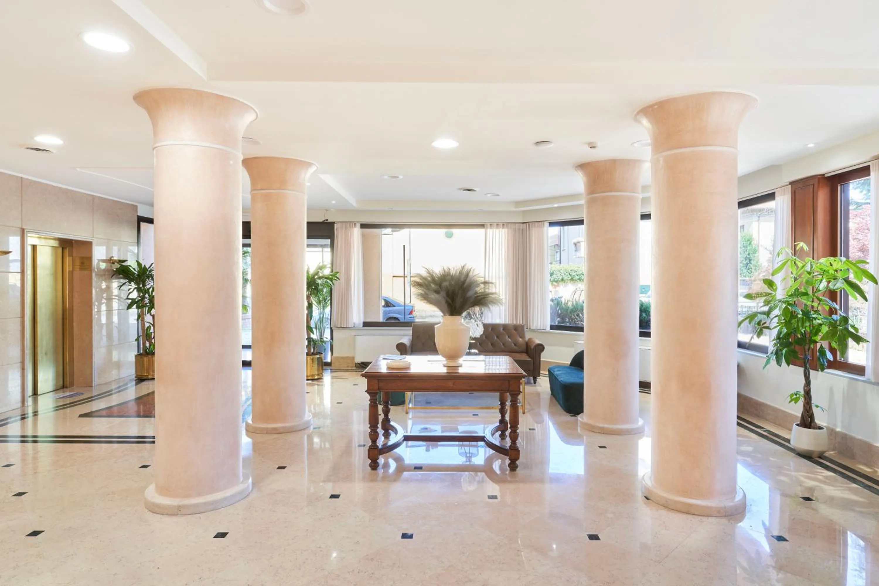 Lobby or reception in Hotel Cyrano