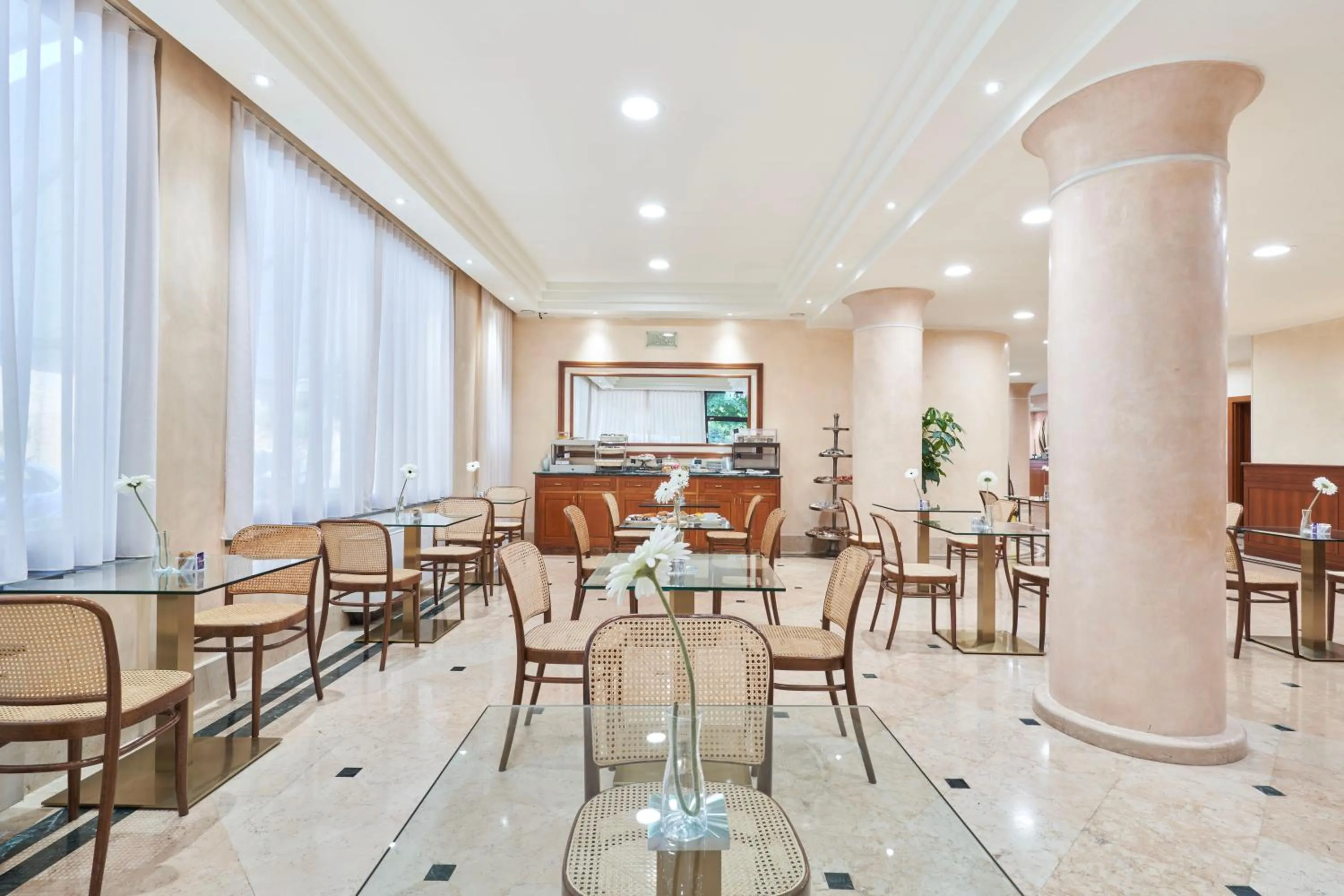 Restaurant/places to eat in Hotel Cyrano