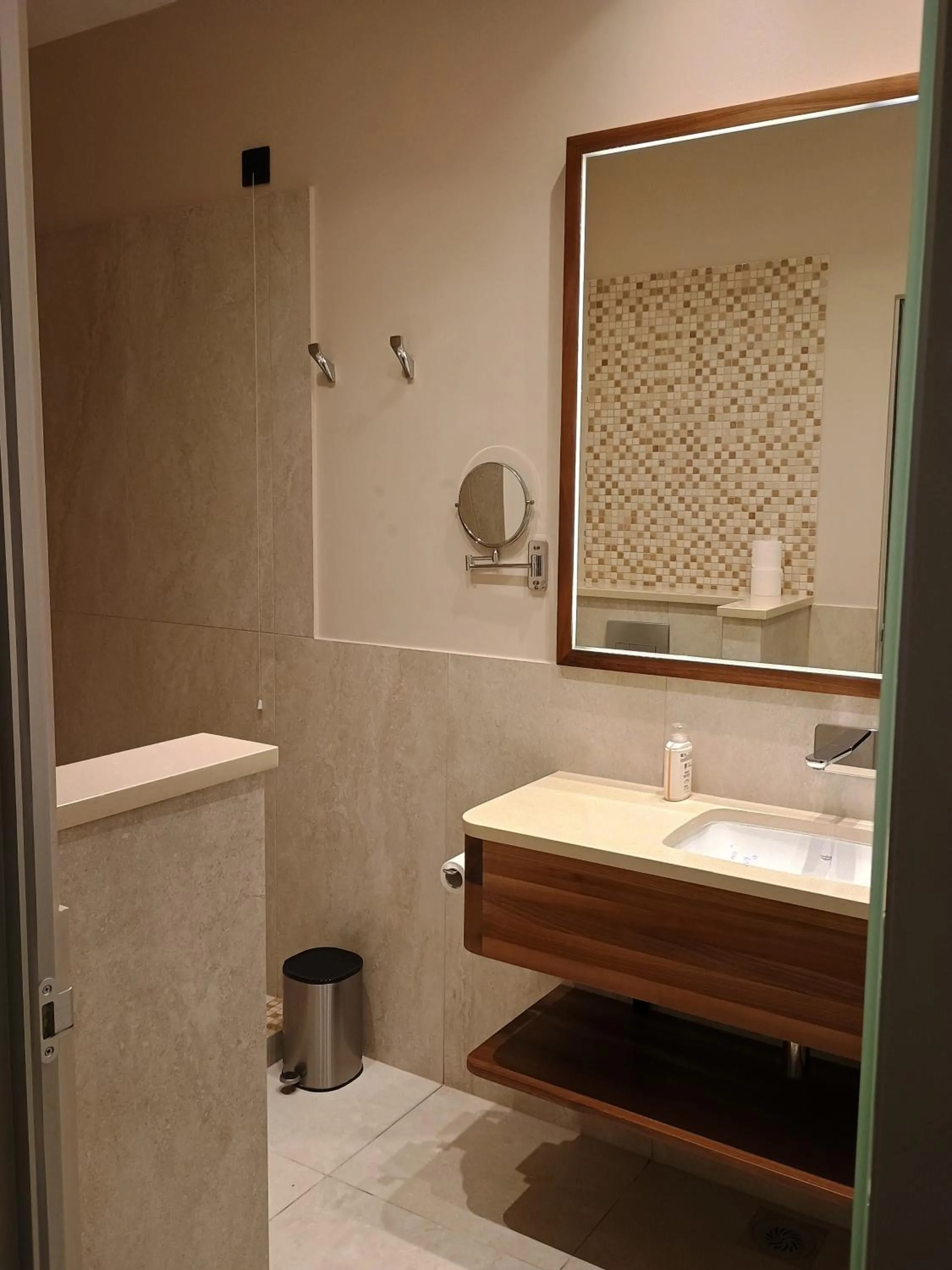 Shower in Emilia Lux Rooms