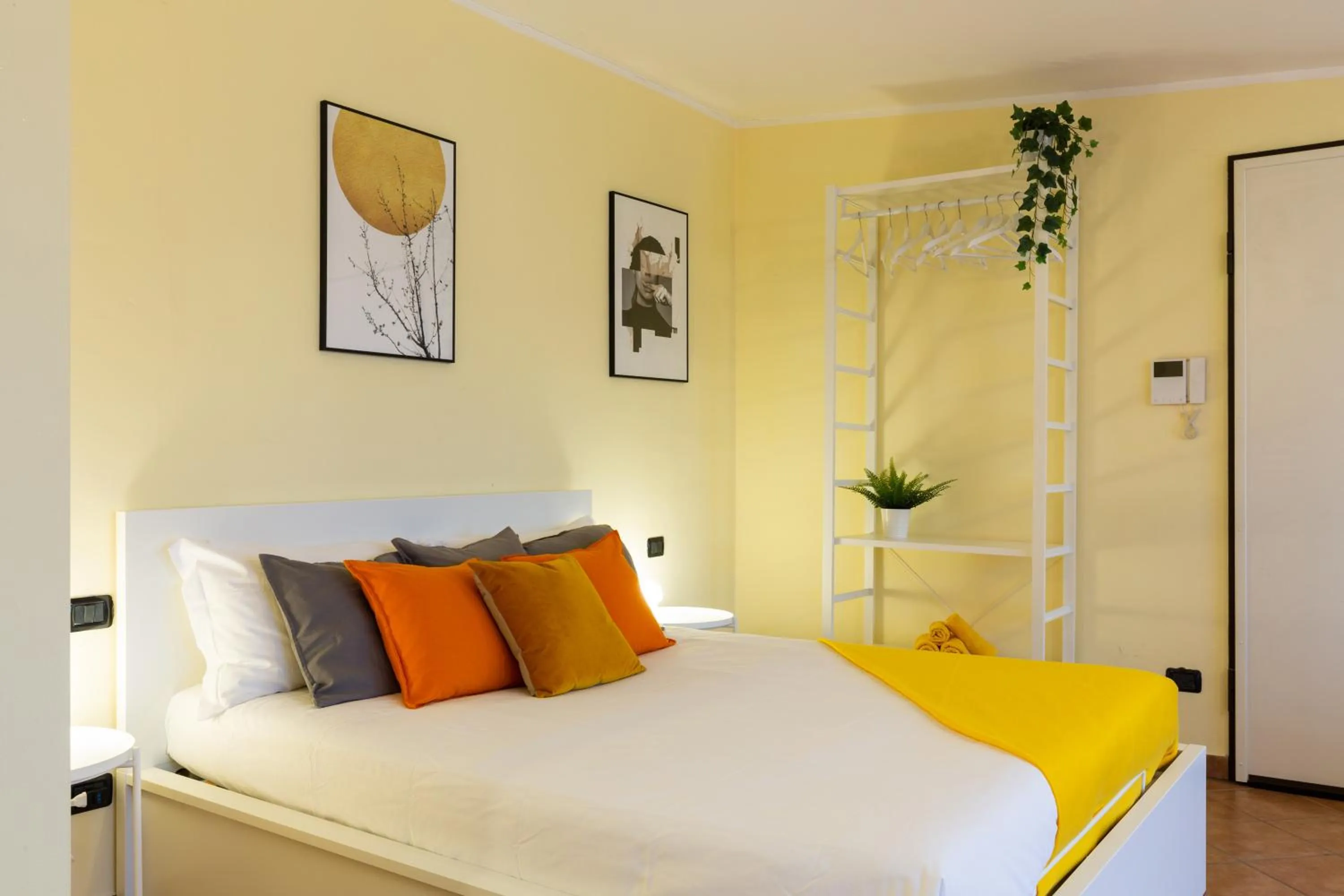 Bed in Gorla Skyline - Top Floor Apartment