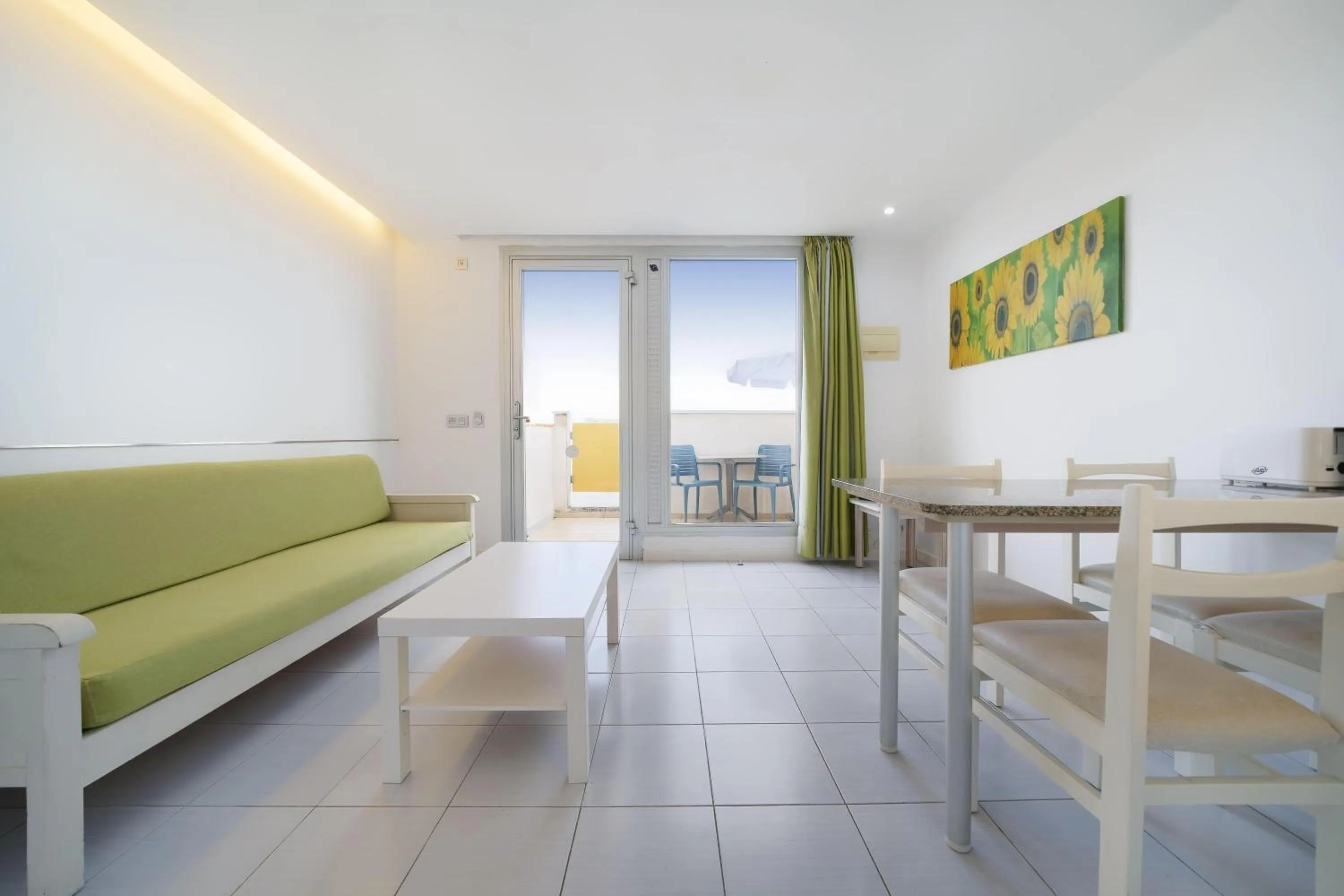 Photo of the whole room in Servatur Riosol