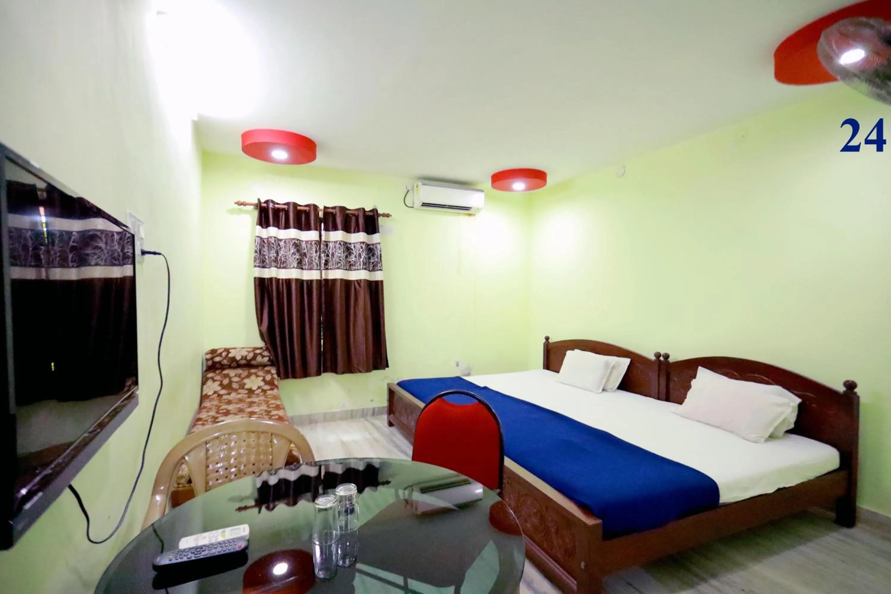 TV and multimedia, Bed in Arackal Tourist Home