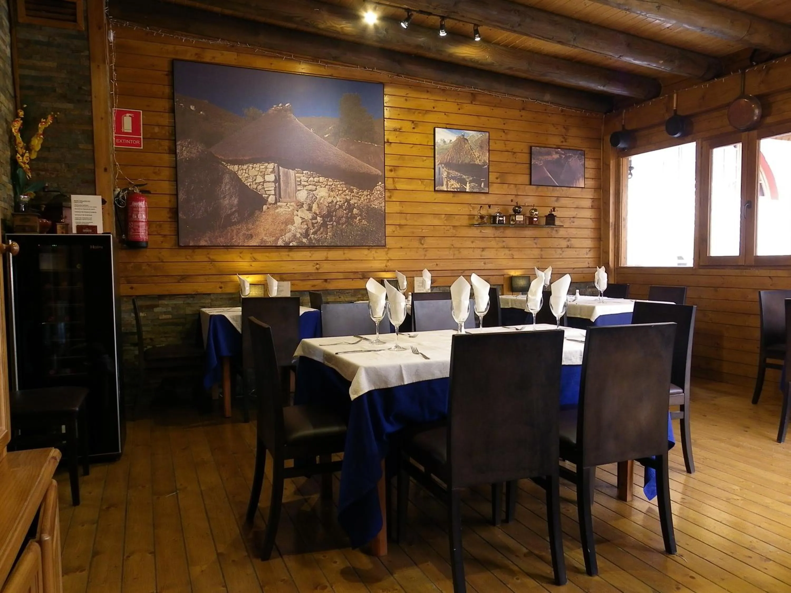 Restaurant/places to eat in Hostal Mont Royal