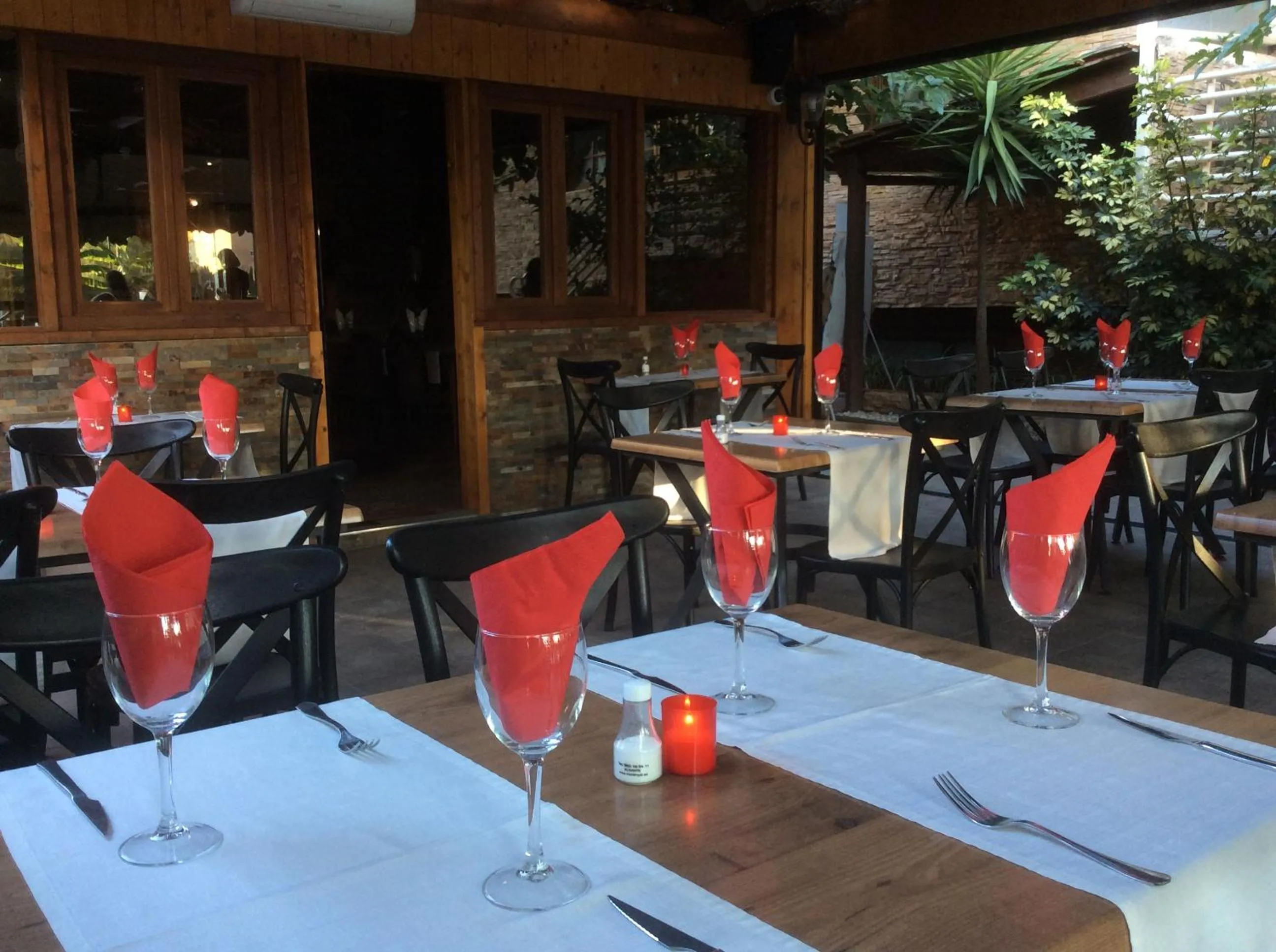 Restaurant/places to eat in Hostal Mont Royal