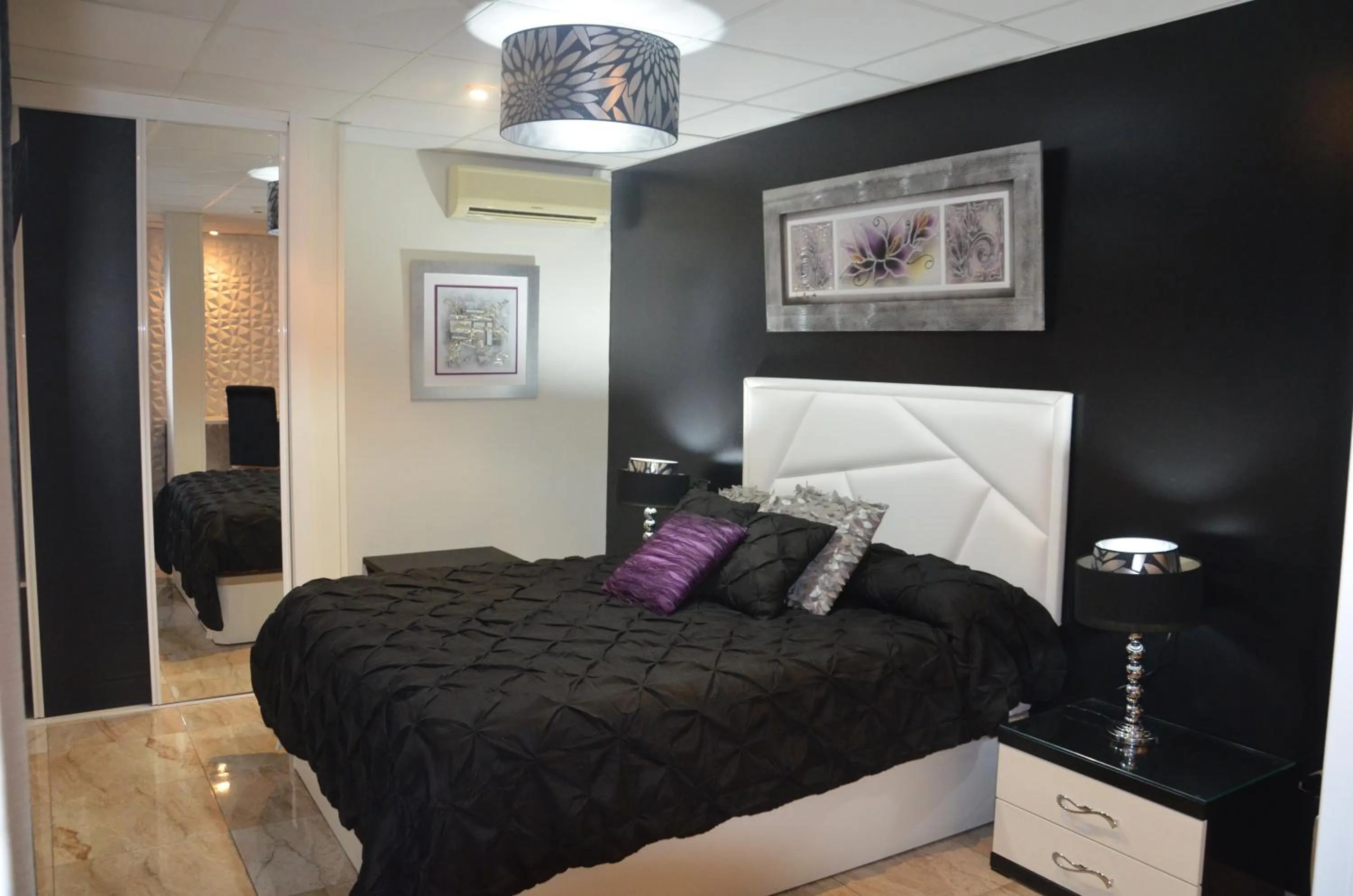 Bed in Hostal Mont Royal