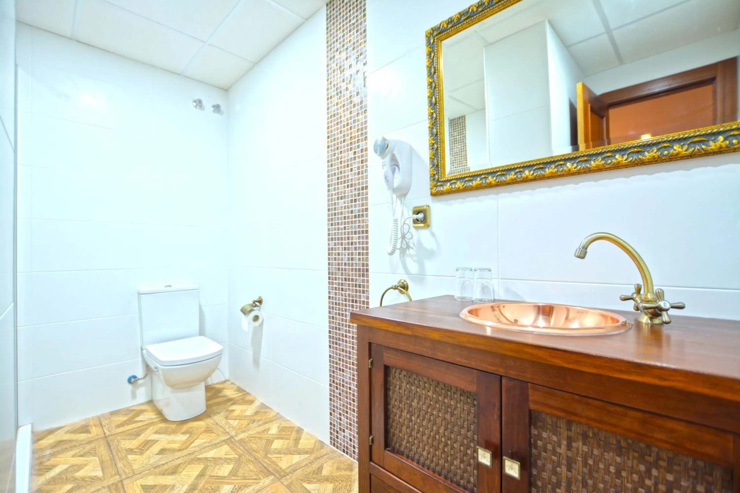 Shower in Hostal Mont Royal