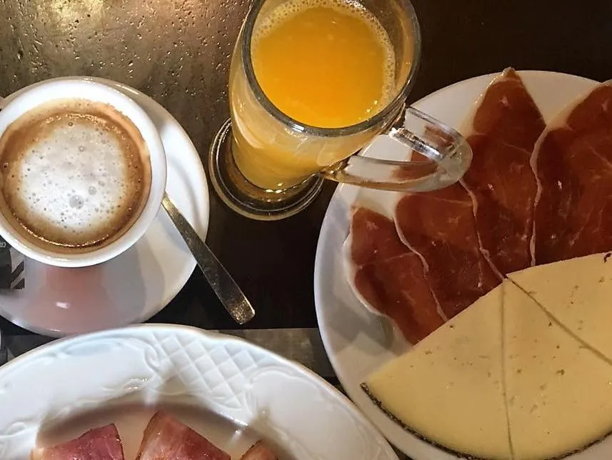 Food and drinks in Hostal Mont Royal