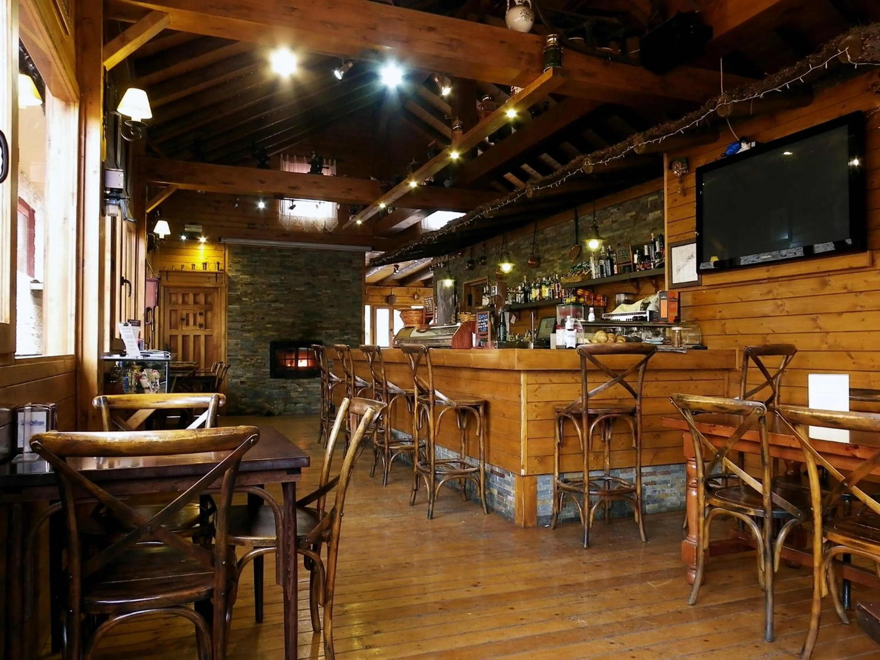 Food and drinks in Hostal Mont Royal