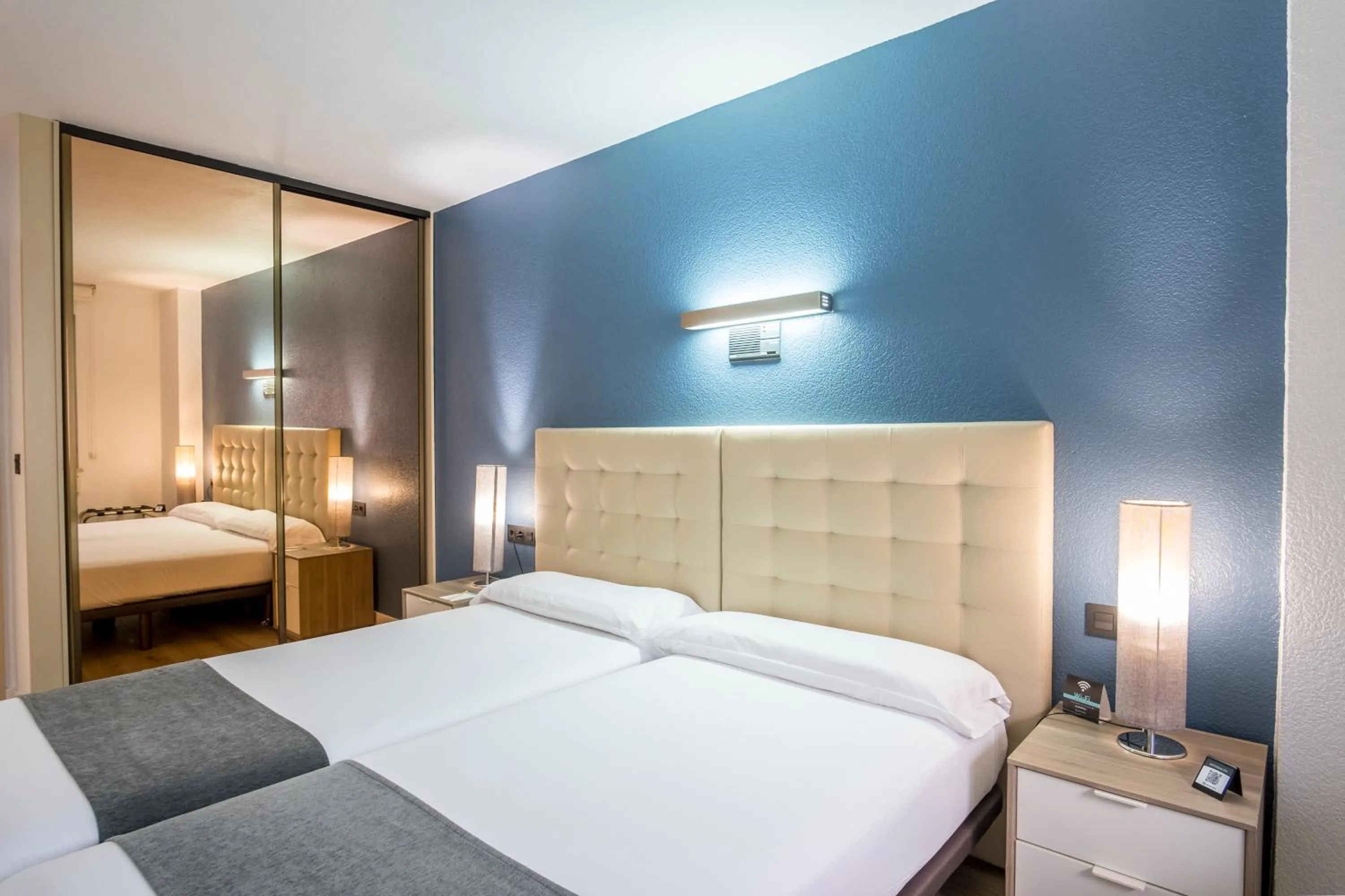 Bedroom, Bed in Alda Don Carlos