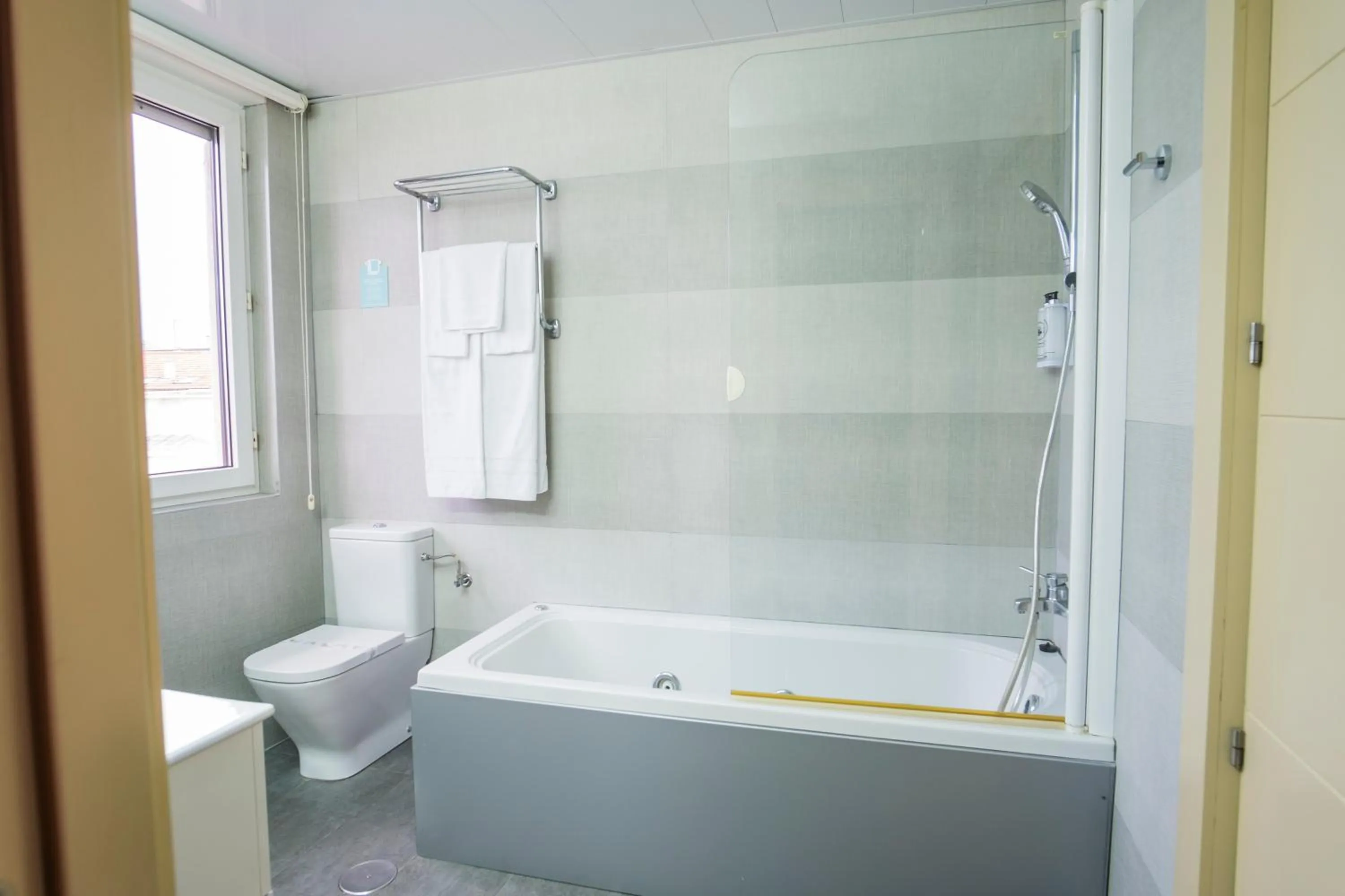 Bath in Alda Don Carlos