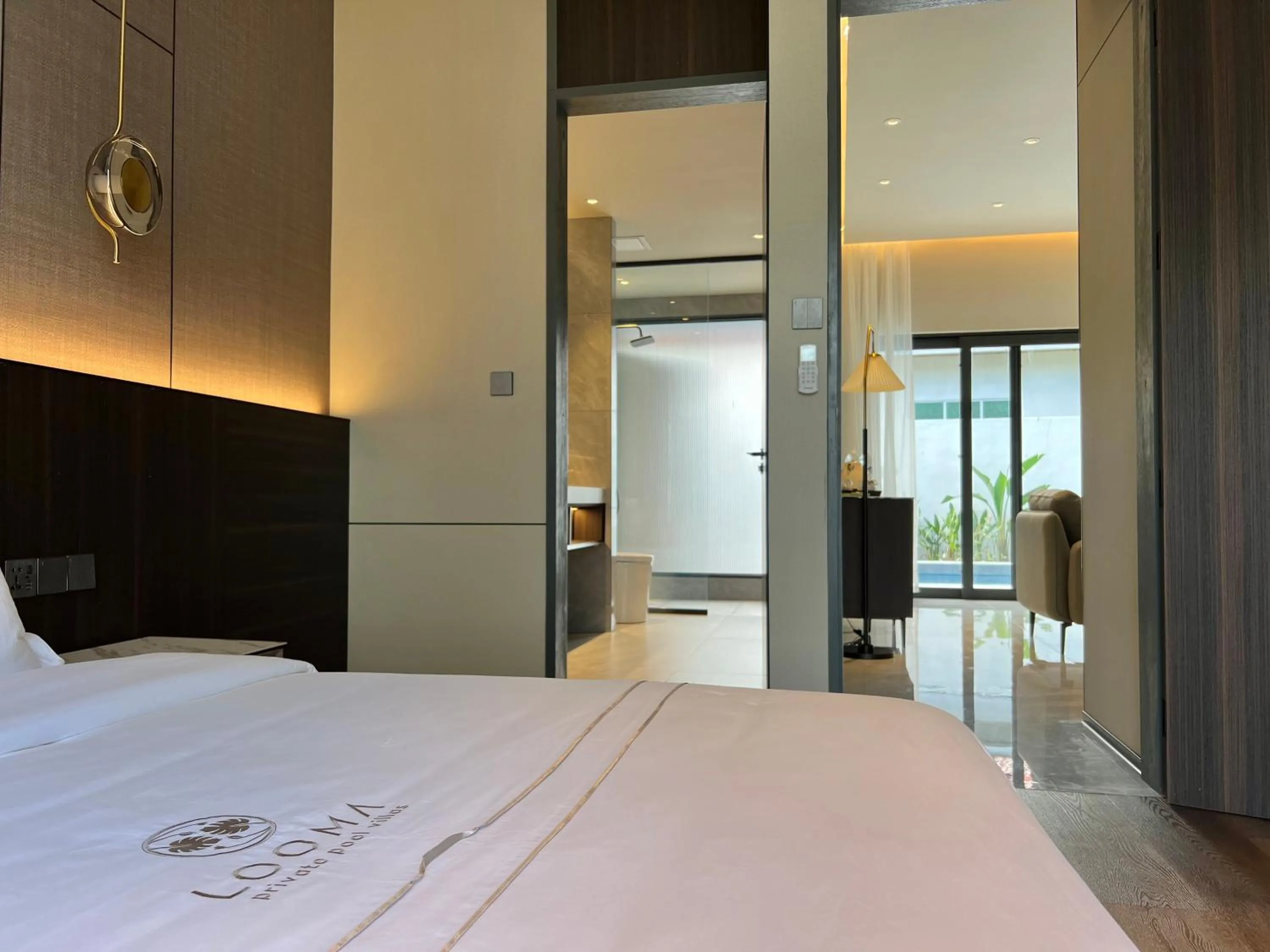 Bed in Looma Private Pool Villas