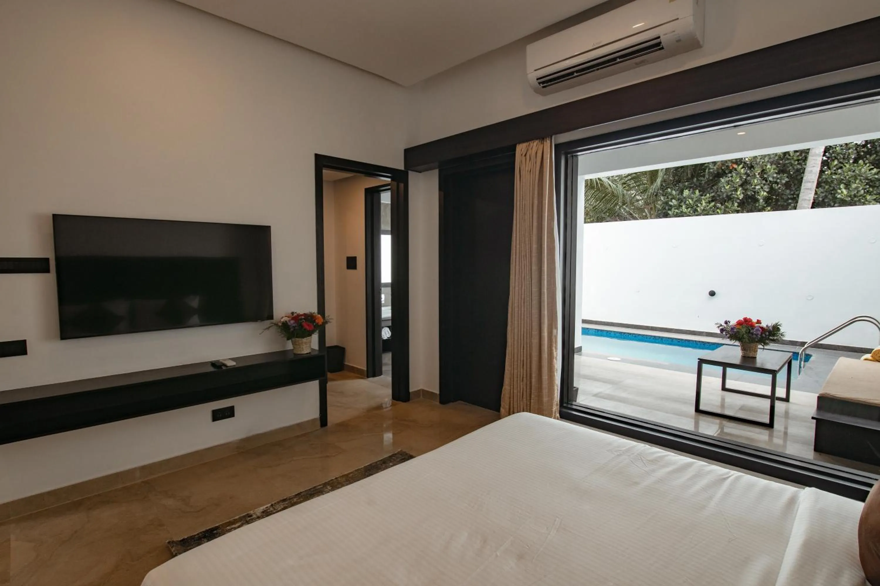 TV and multimedia, Bed in The Saravi Resort
