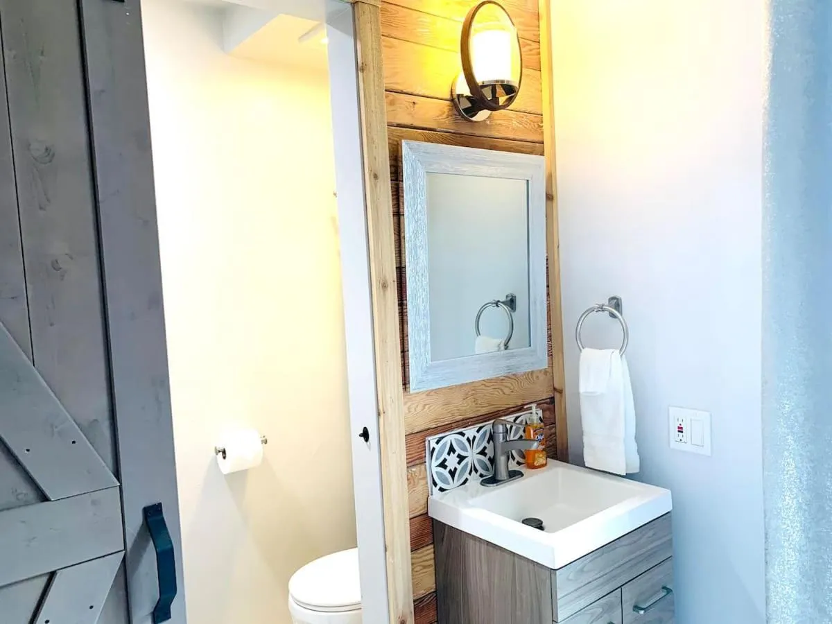 Toilet in Somerset Hotel