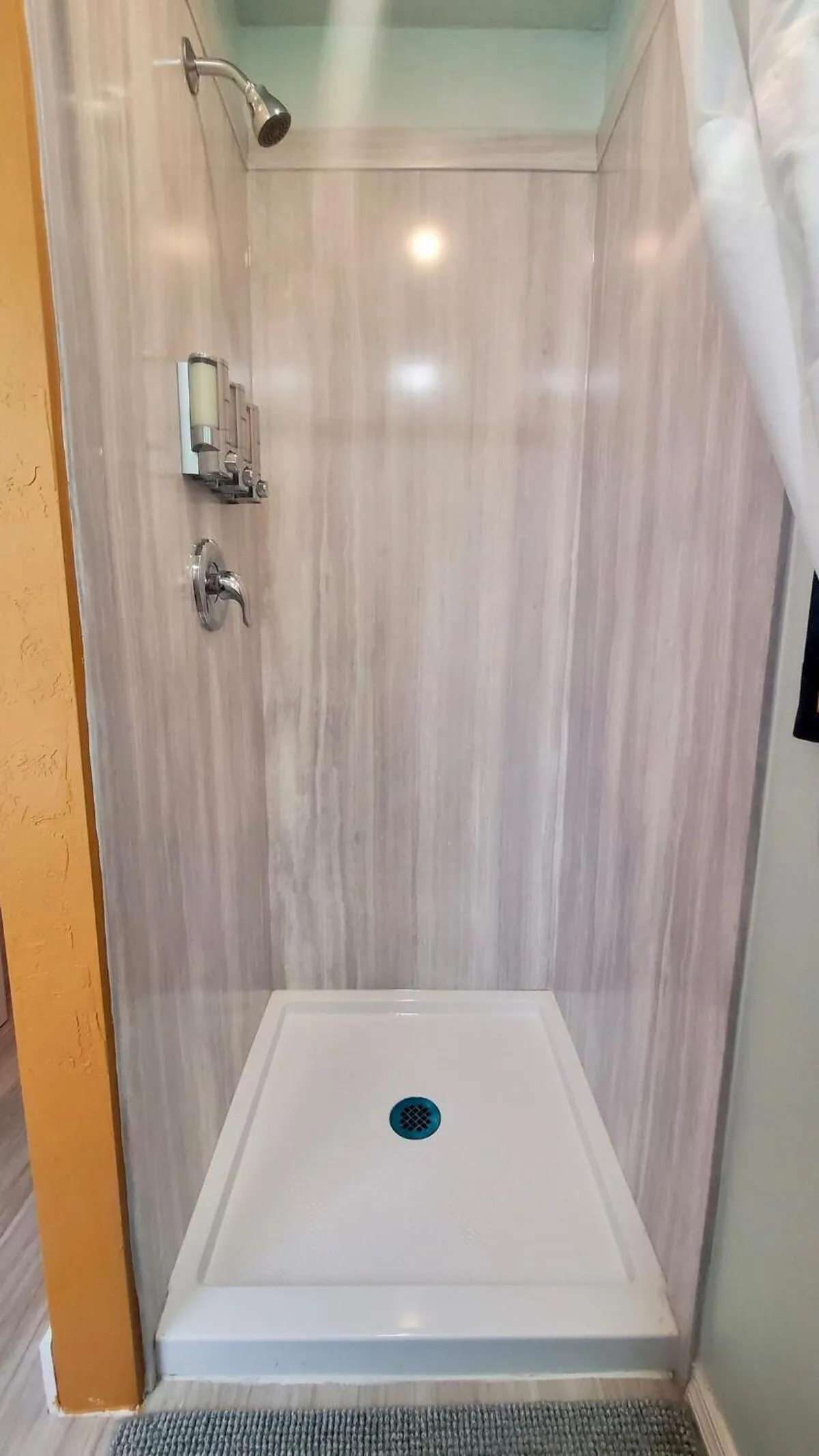 Shower in Somerset Hotel