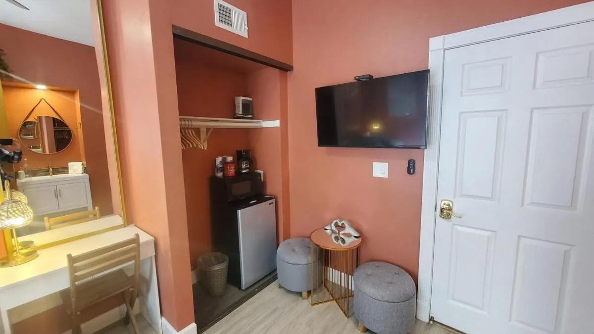 TV and multimedia in Somerset Hotel