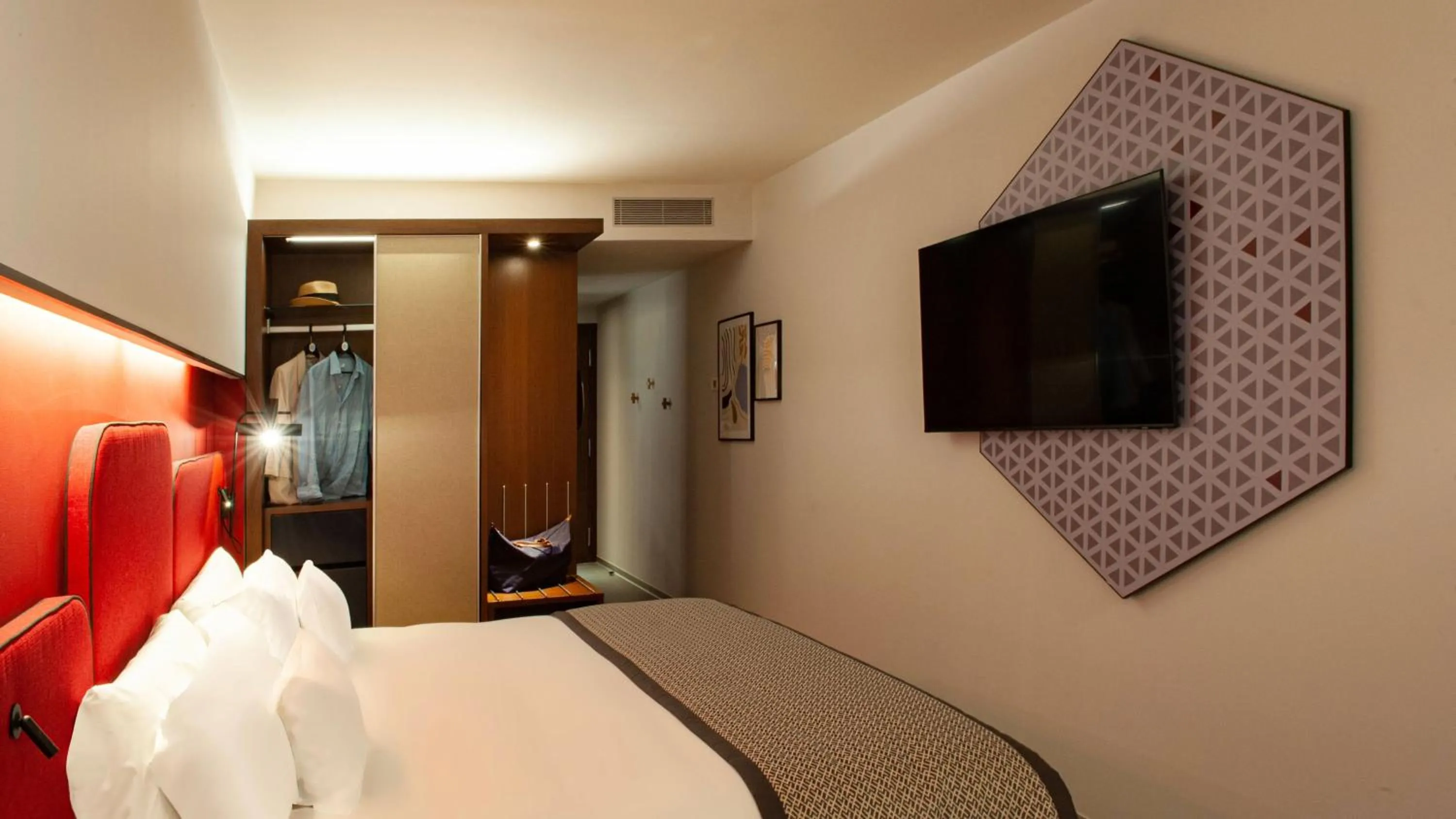 Photo of the whole room, Bed in Hotel Indigo Barcelona Plaza Espana by IHG