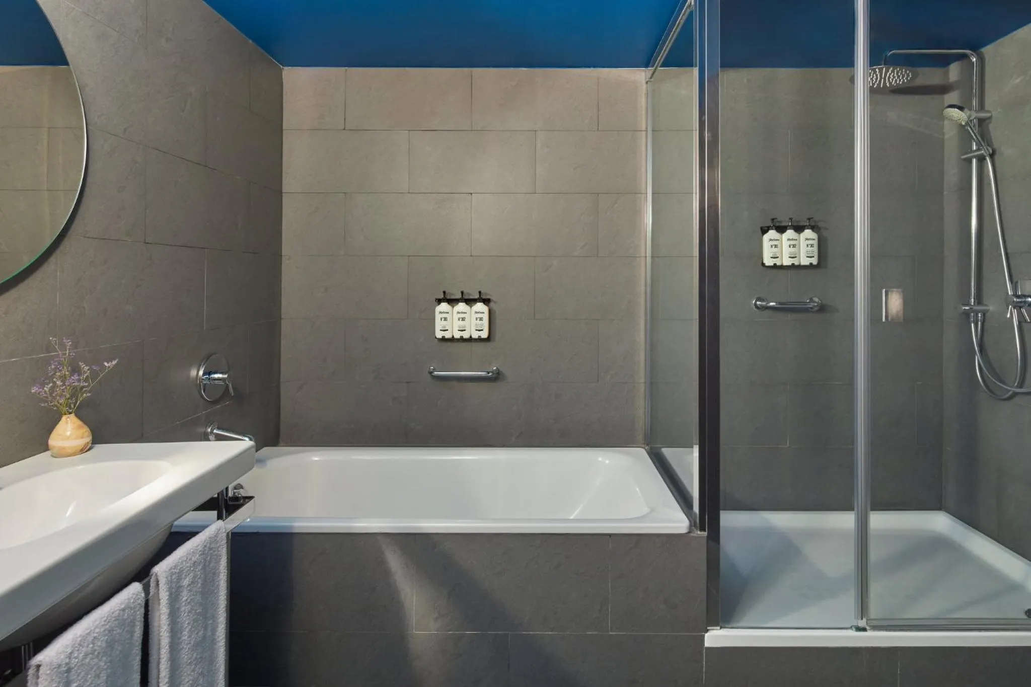 Photo of the whole room in Hotel Indigo Barcelona Plaza Espana by IHG