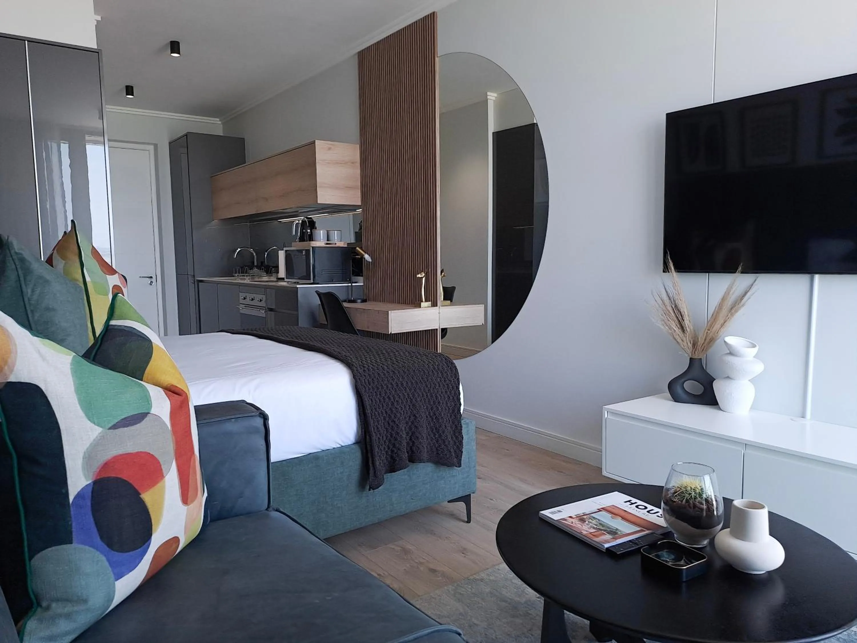 TV and multimedia, Bed in Executive Apartment at Ellipse Waterfall