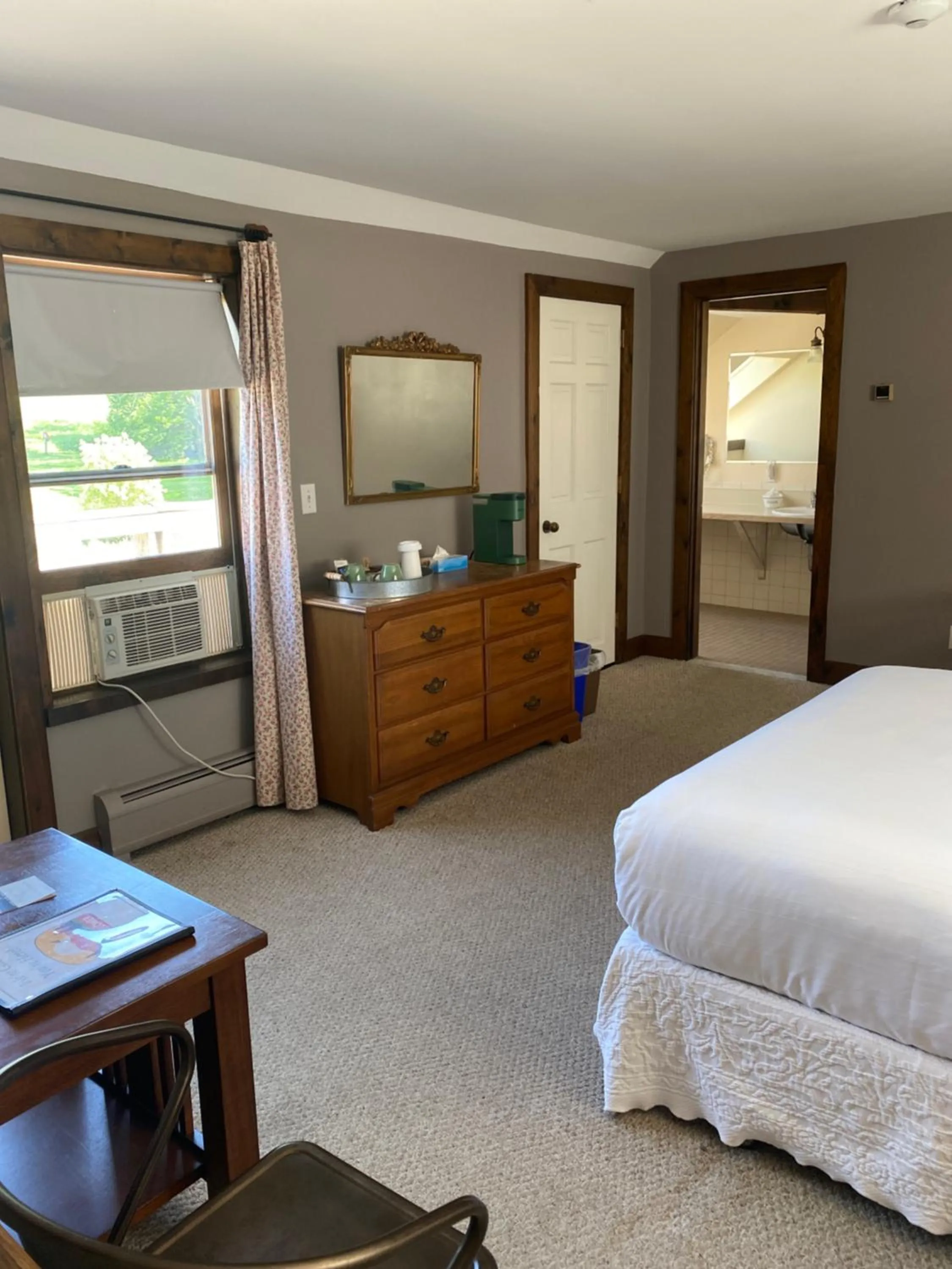 hair dresser, Bed in The Wildflower Inn