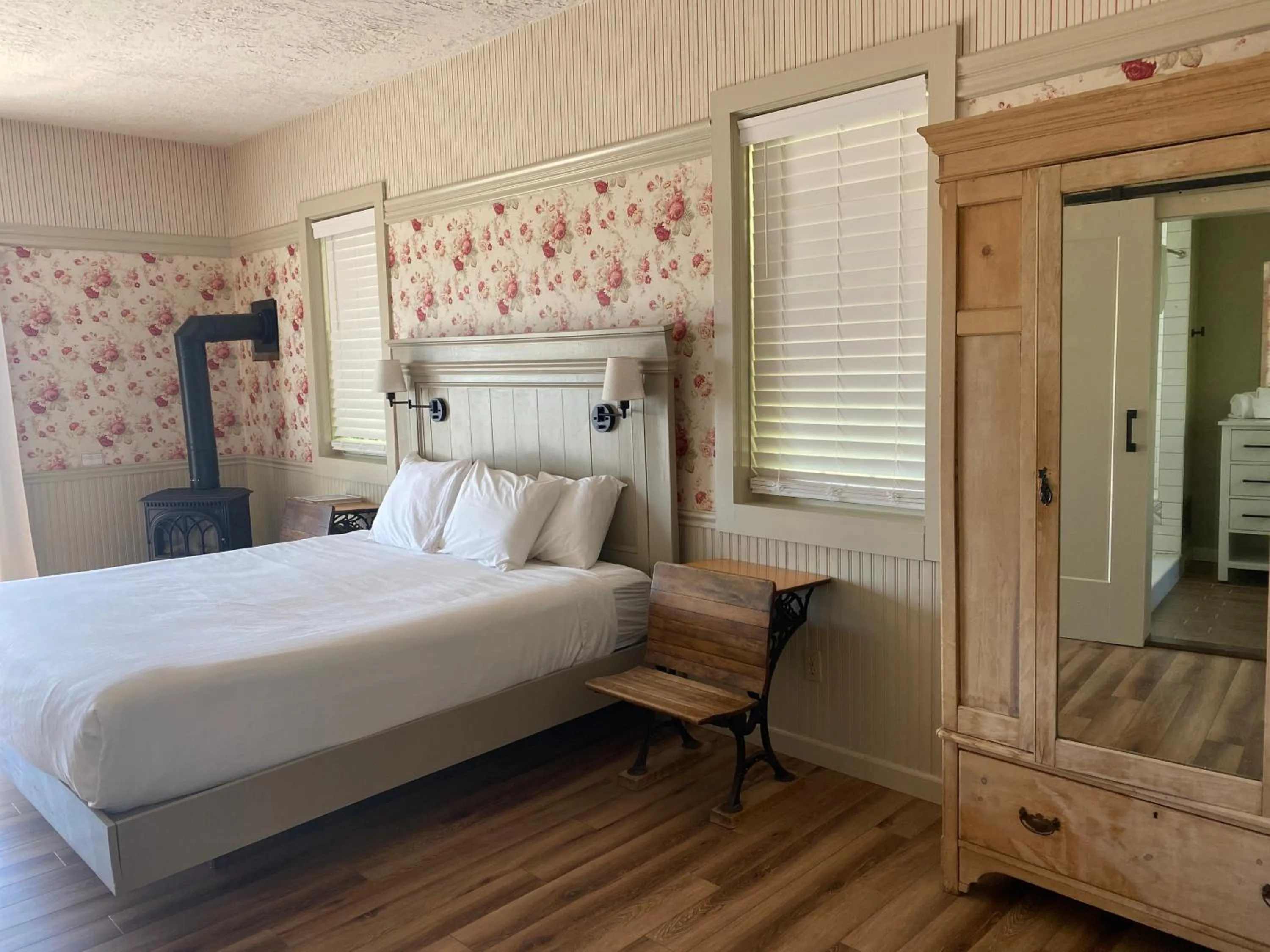 Bedroom, Bed in The Wildflower Inn