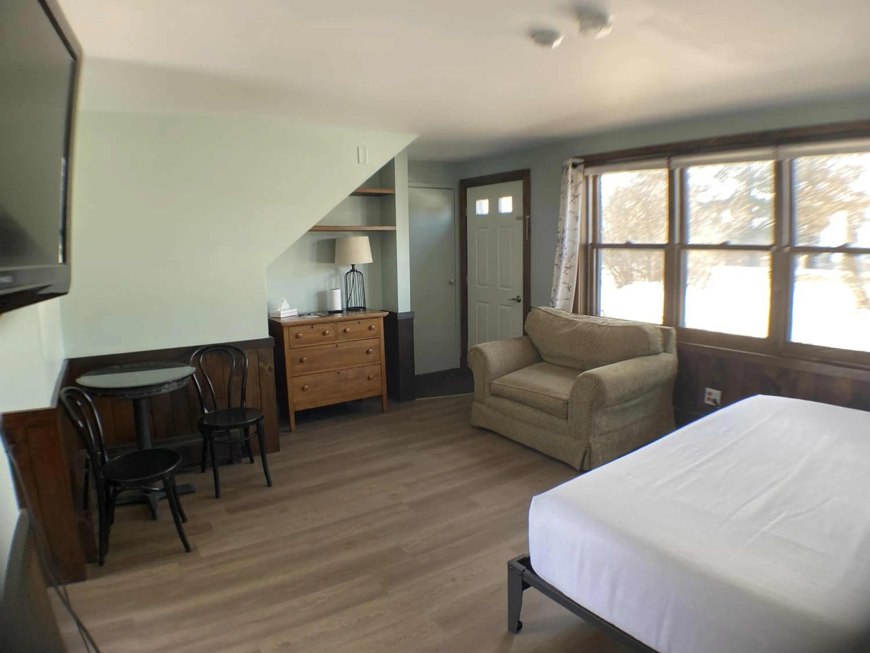 Seating area, Bed in The Wildflower Inn