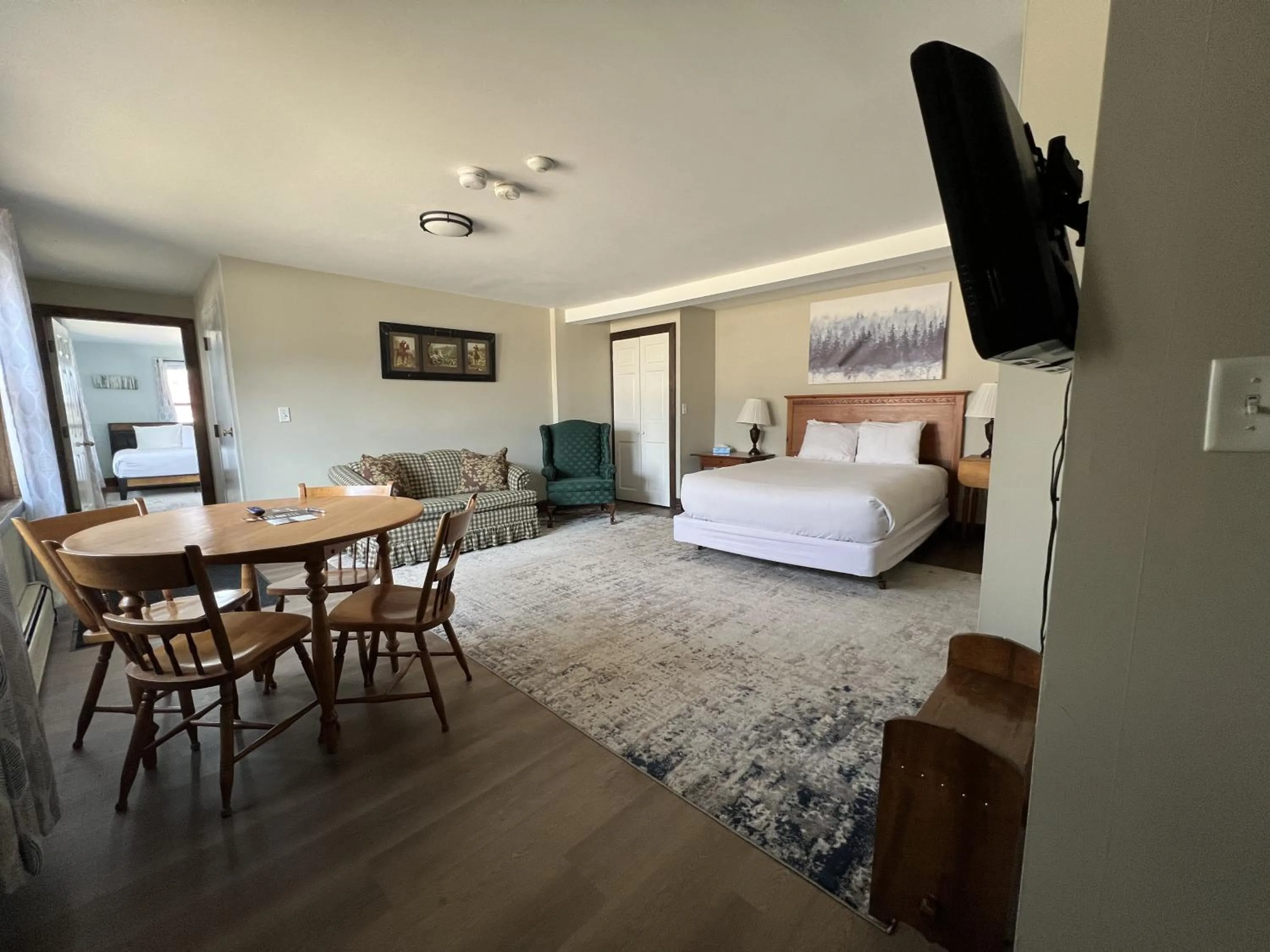 Living room, Bed in The Wildflower Inn