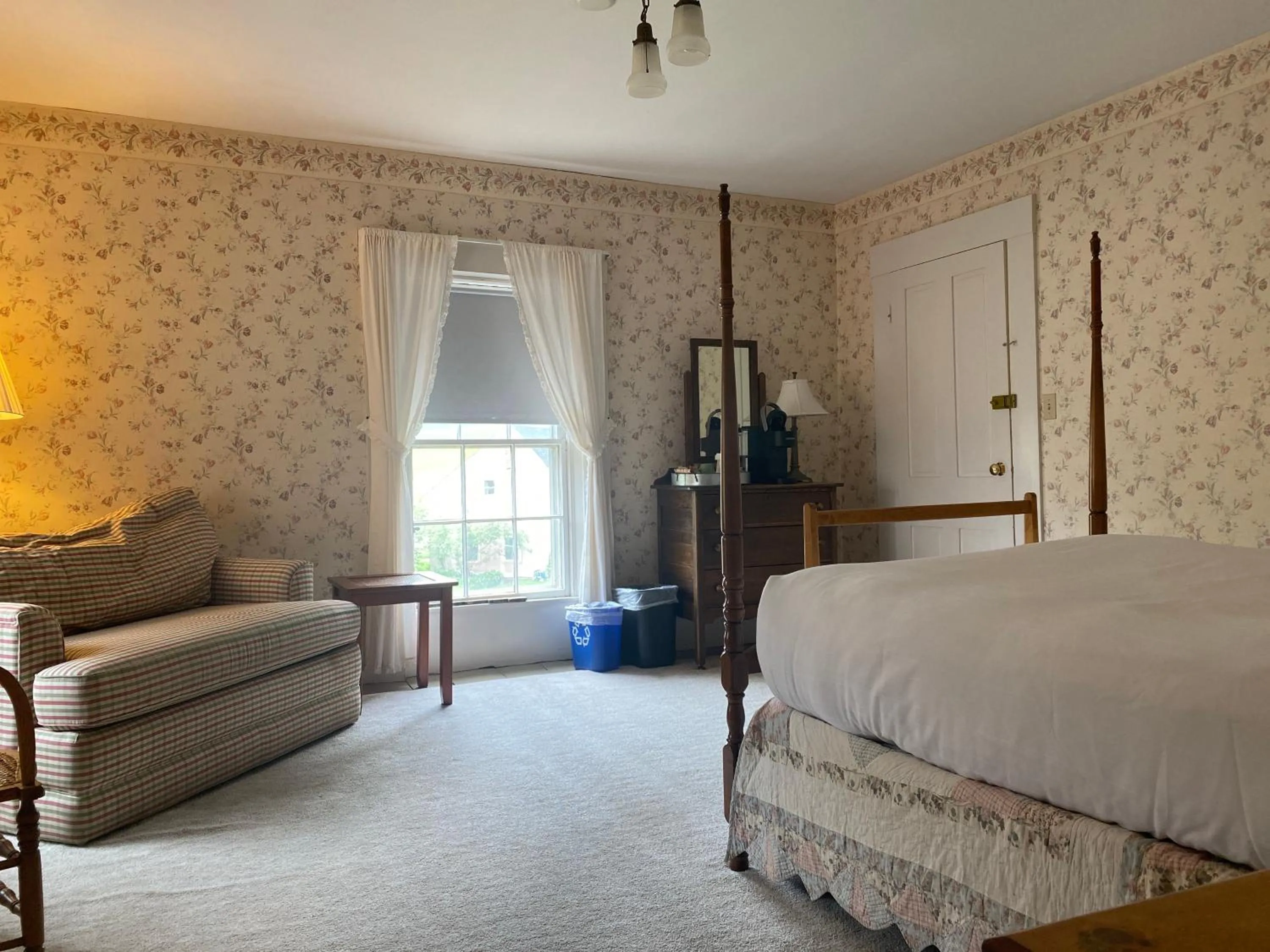 Seating area, Bed in The Wildflower Inn
