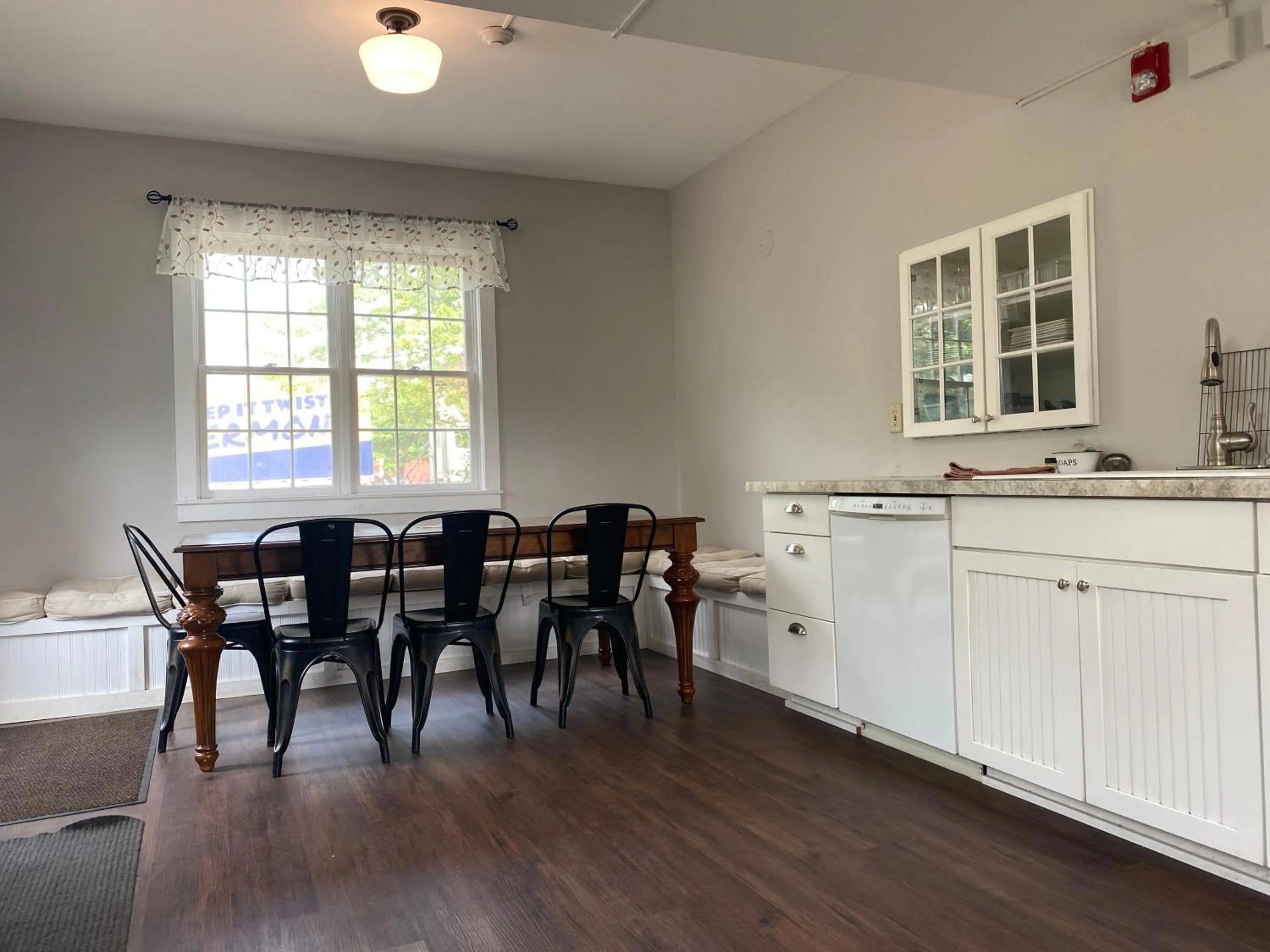 Kitchen or kitchenette in The Wildflower Inn