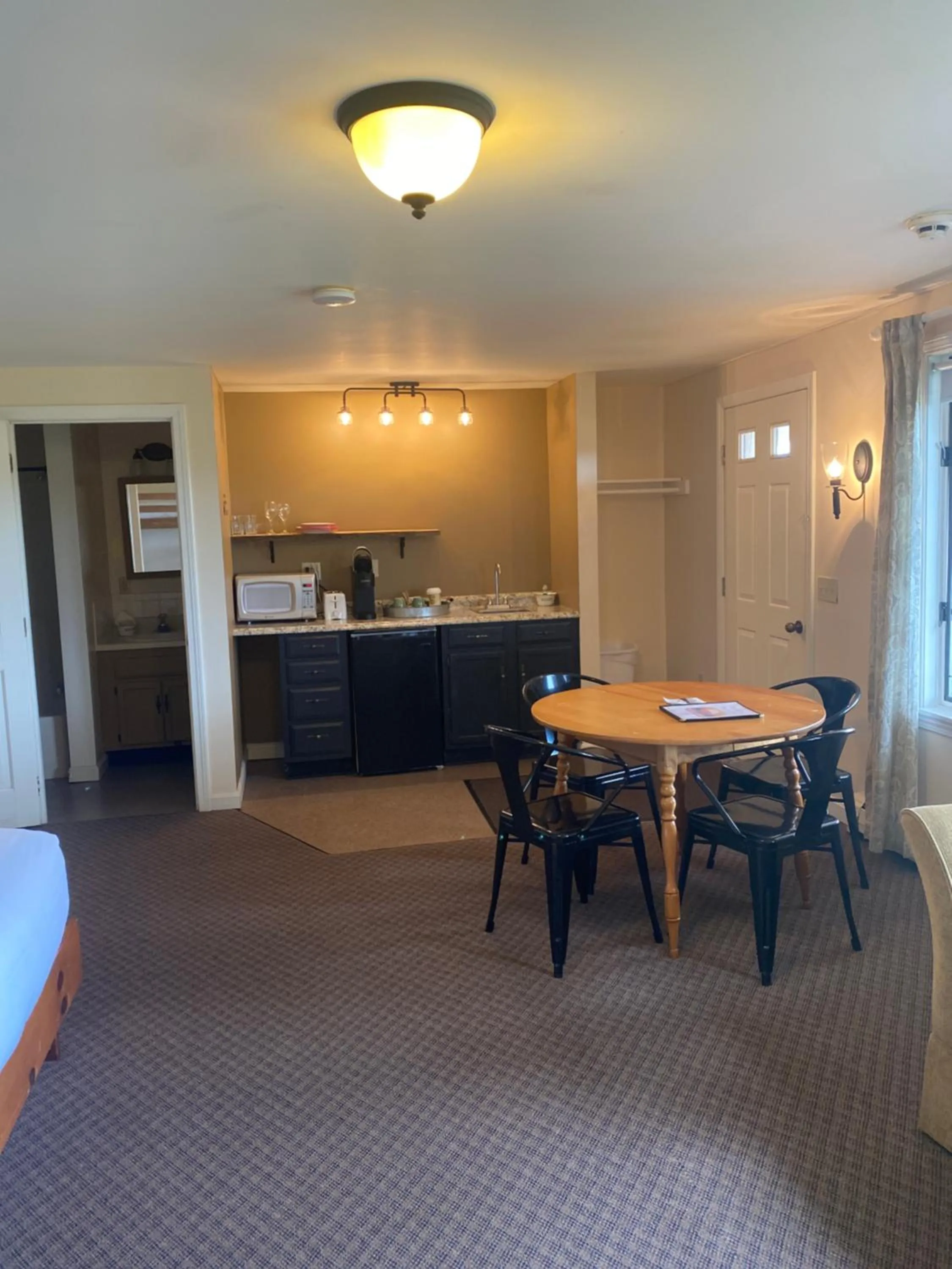 Kitchen or kitchenette in The Wildflower Inn