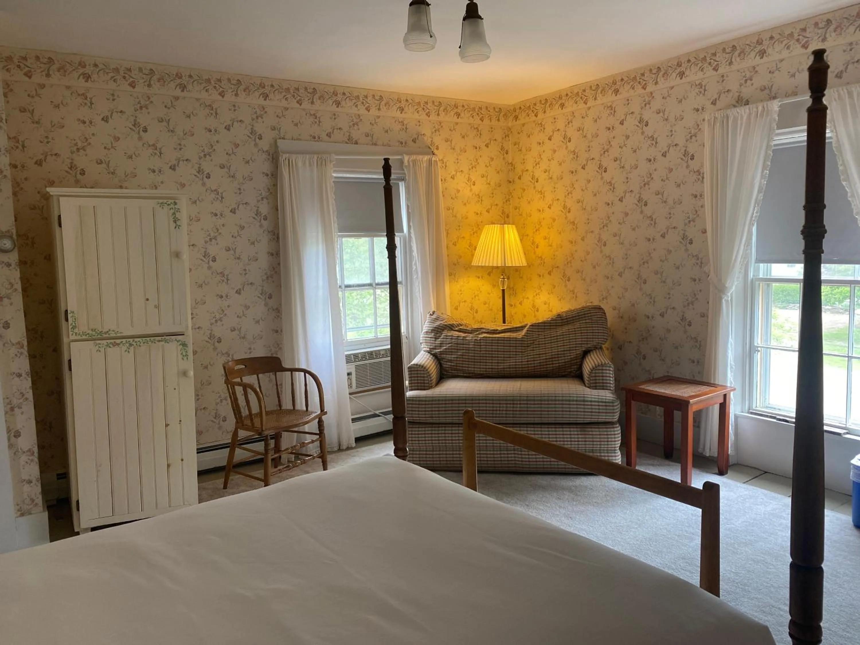 Seating area, Bed in The Wildflower Inn