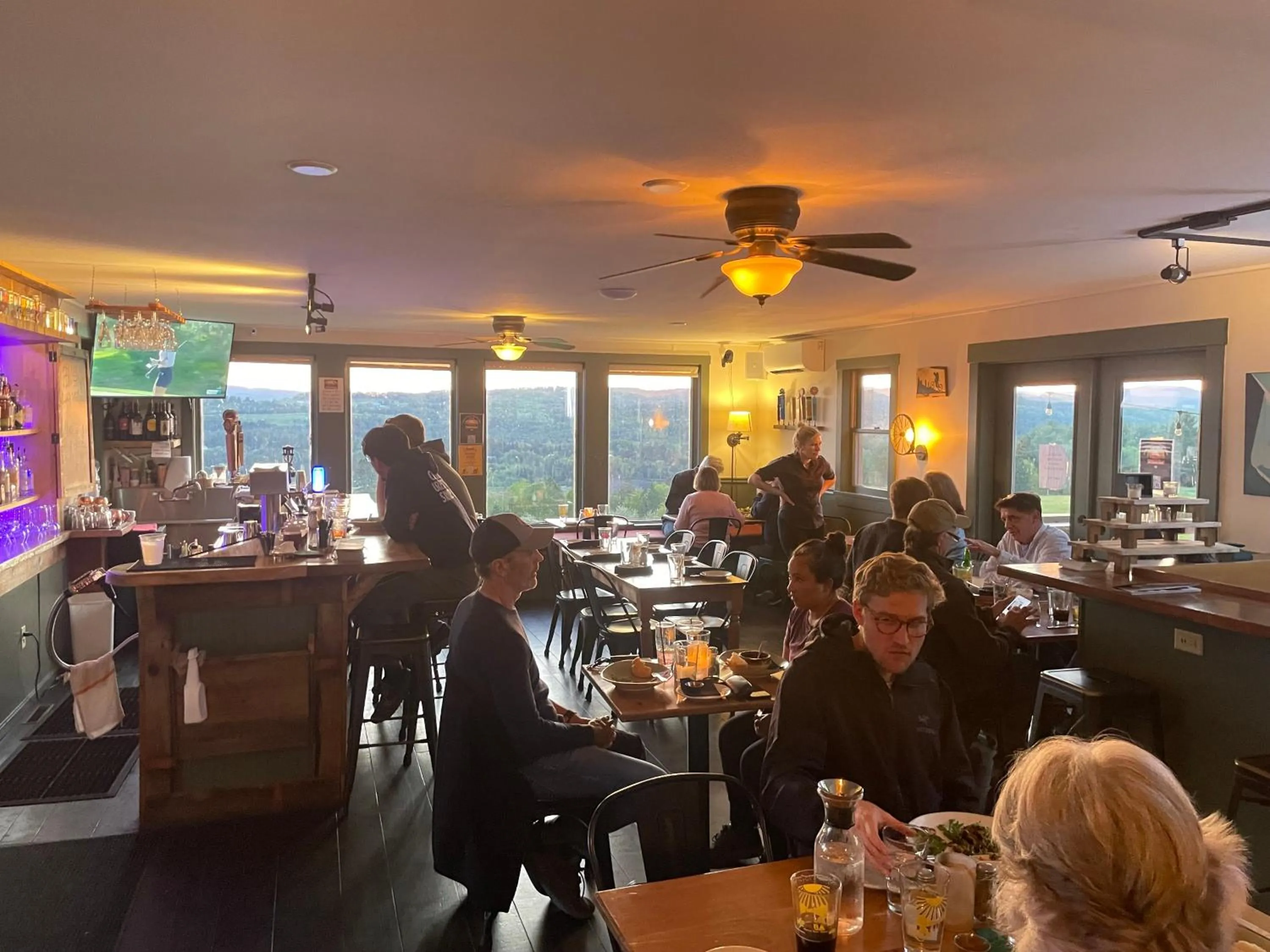 Lounge or bar in The Wildflower Inn