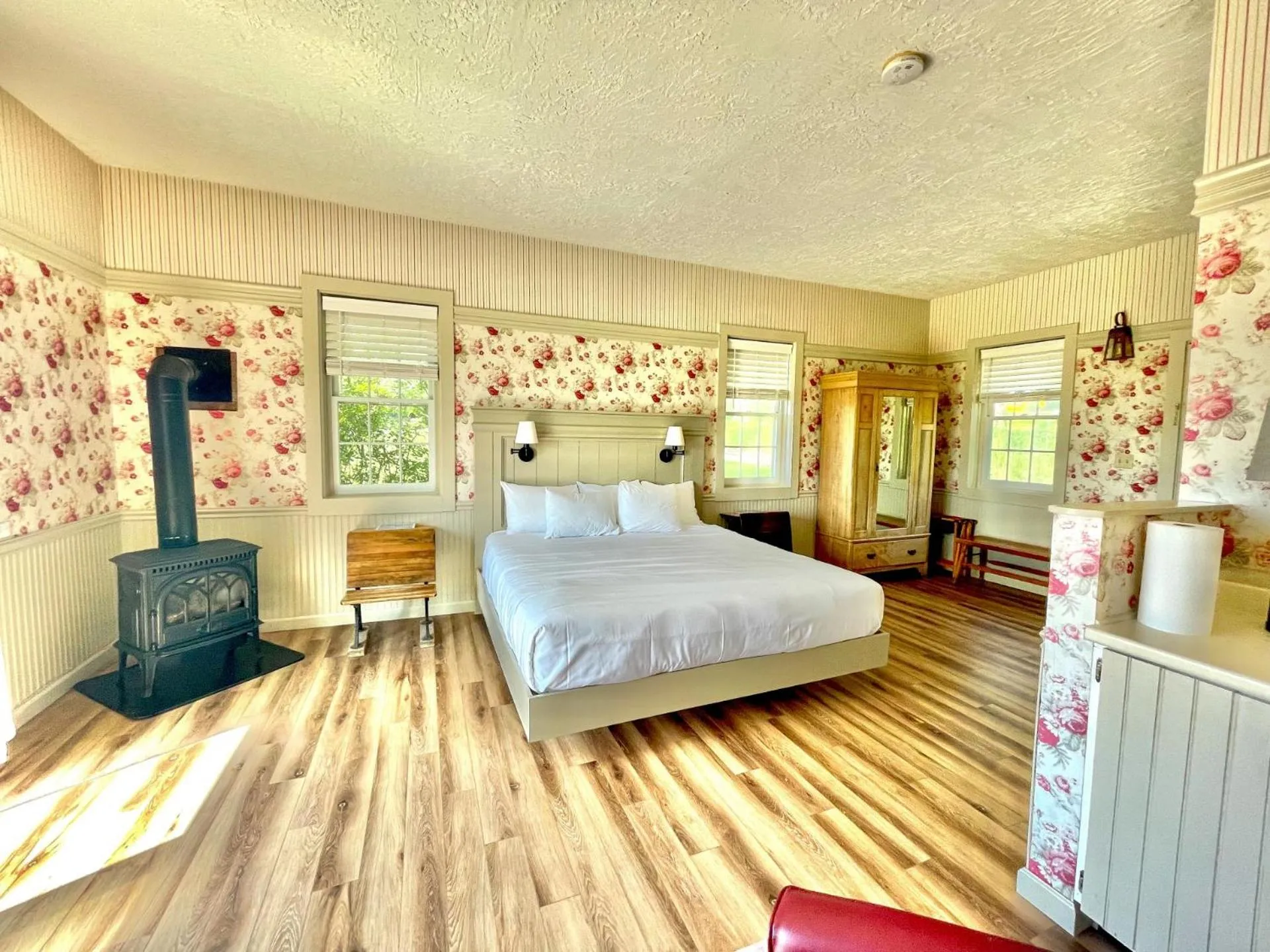 Photo of the whole room, Bed in The Wildflower Inn