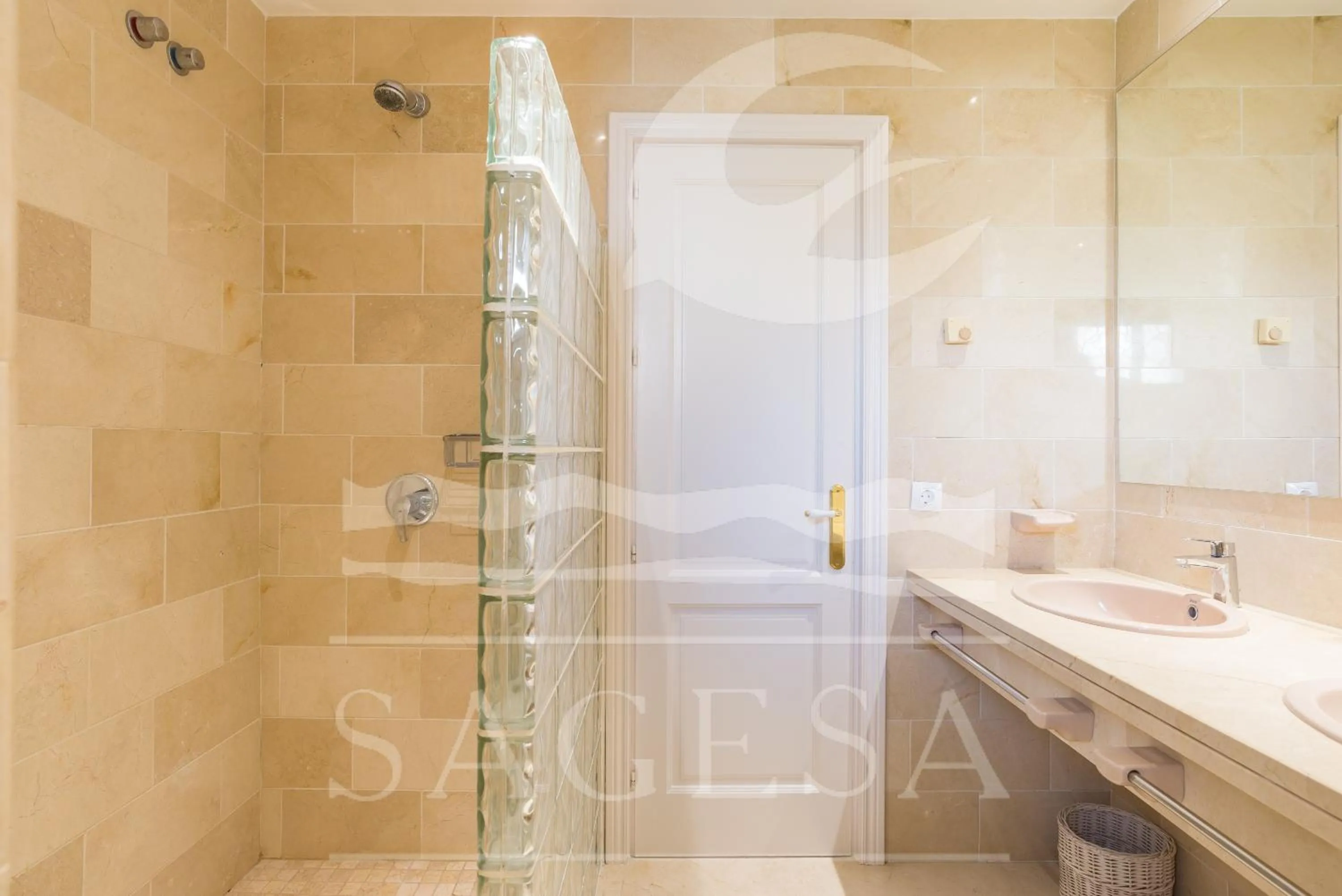 Shower in Jardines de las Golondrinas