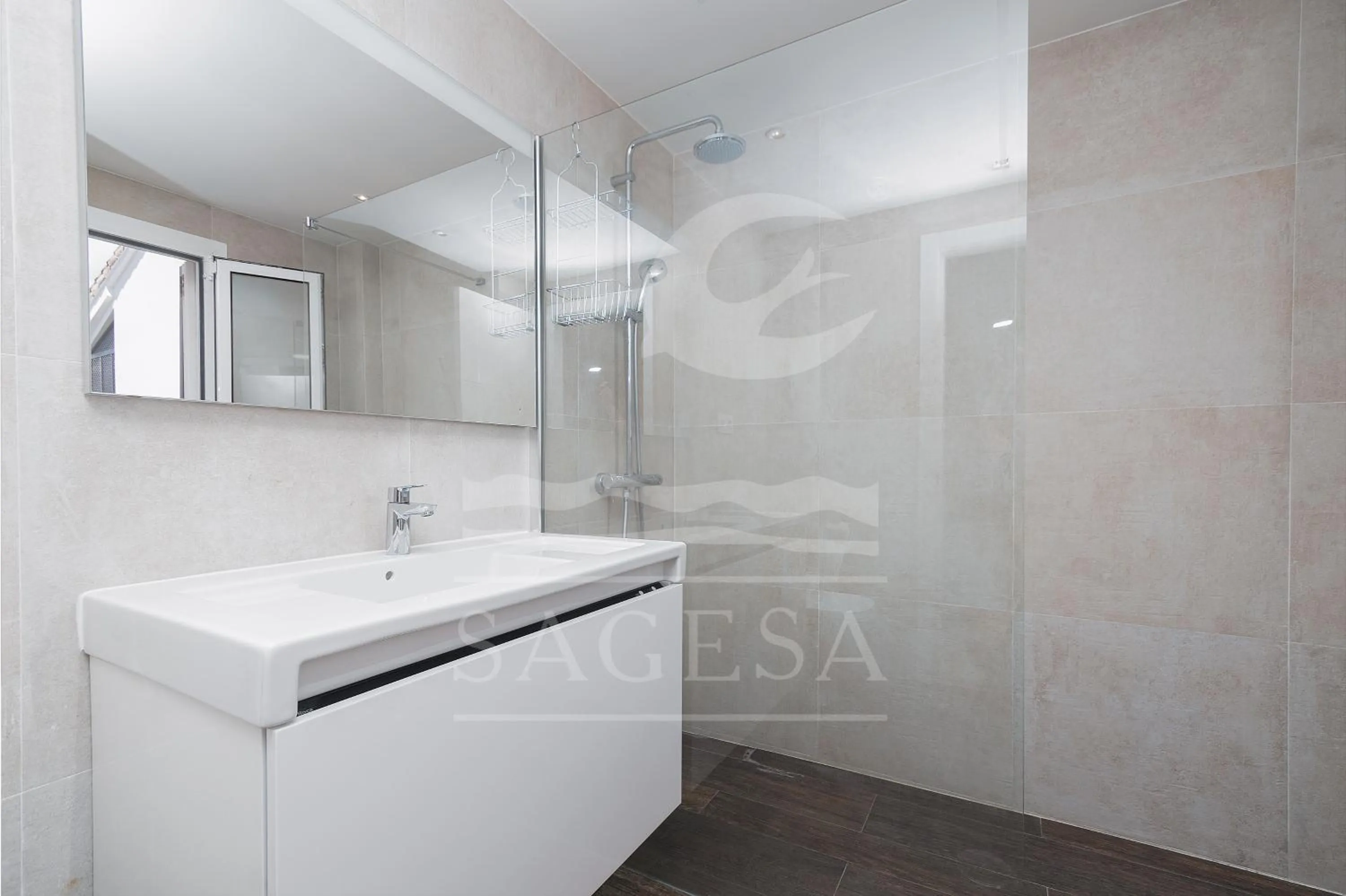 Shower in Jardines de las Golondrinas