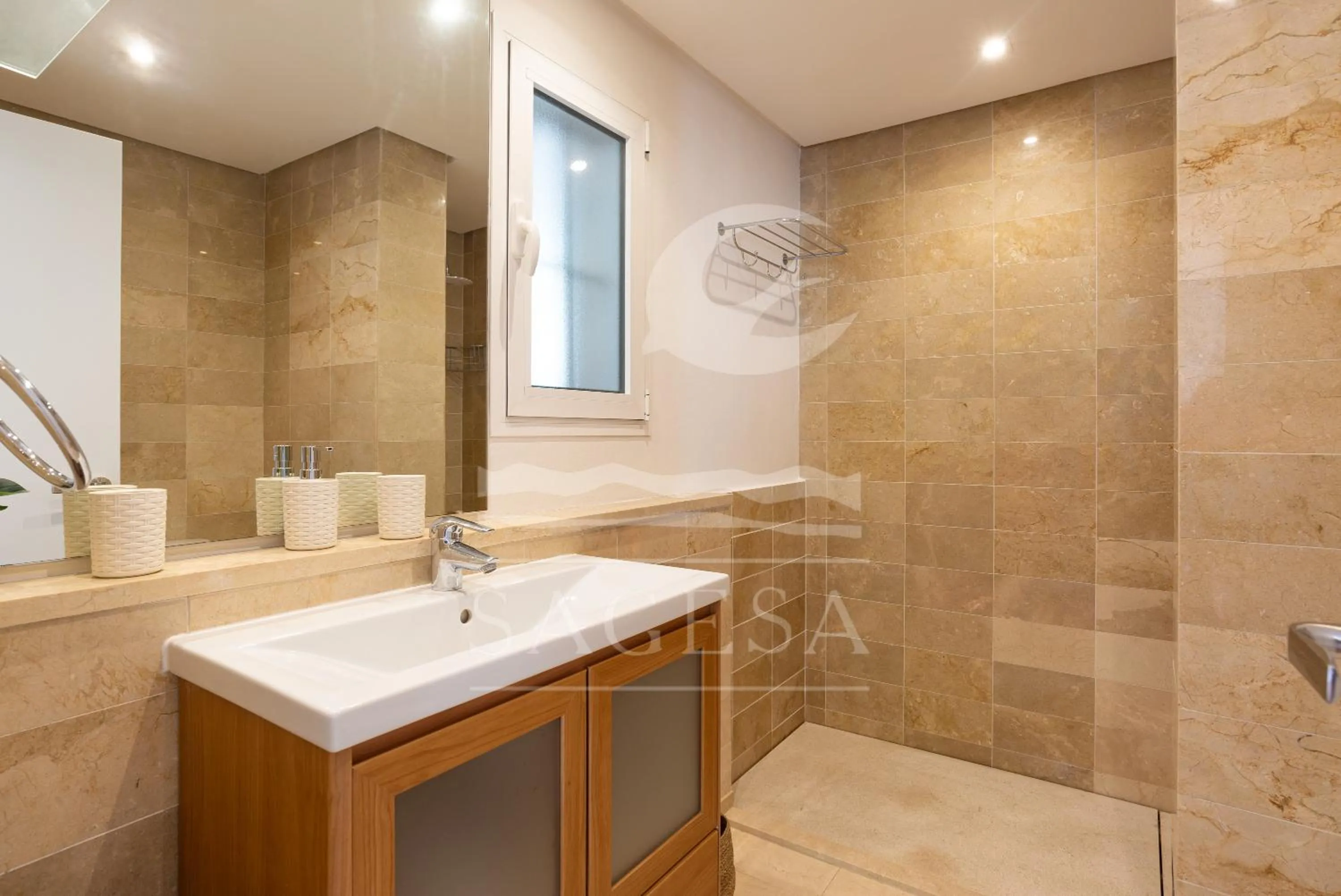 Shower in Jardines de las Golondrinas