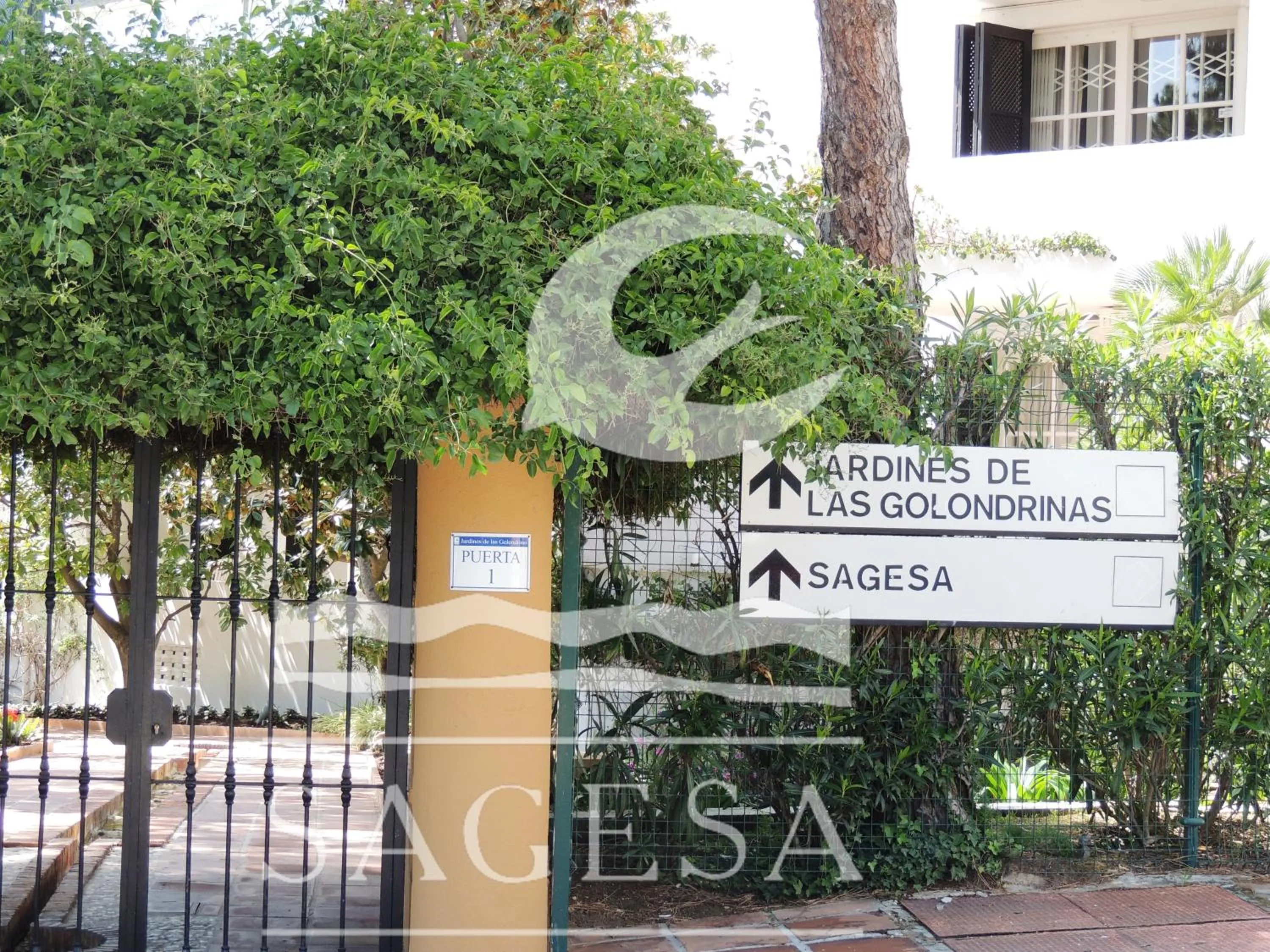 Facade/entrance in Jardines de las Golondrinas