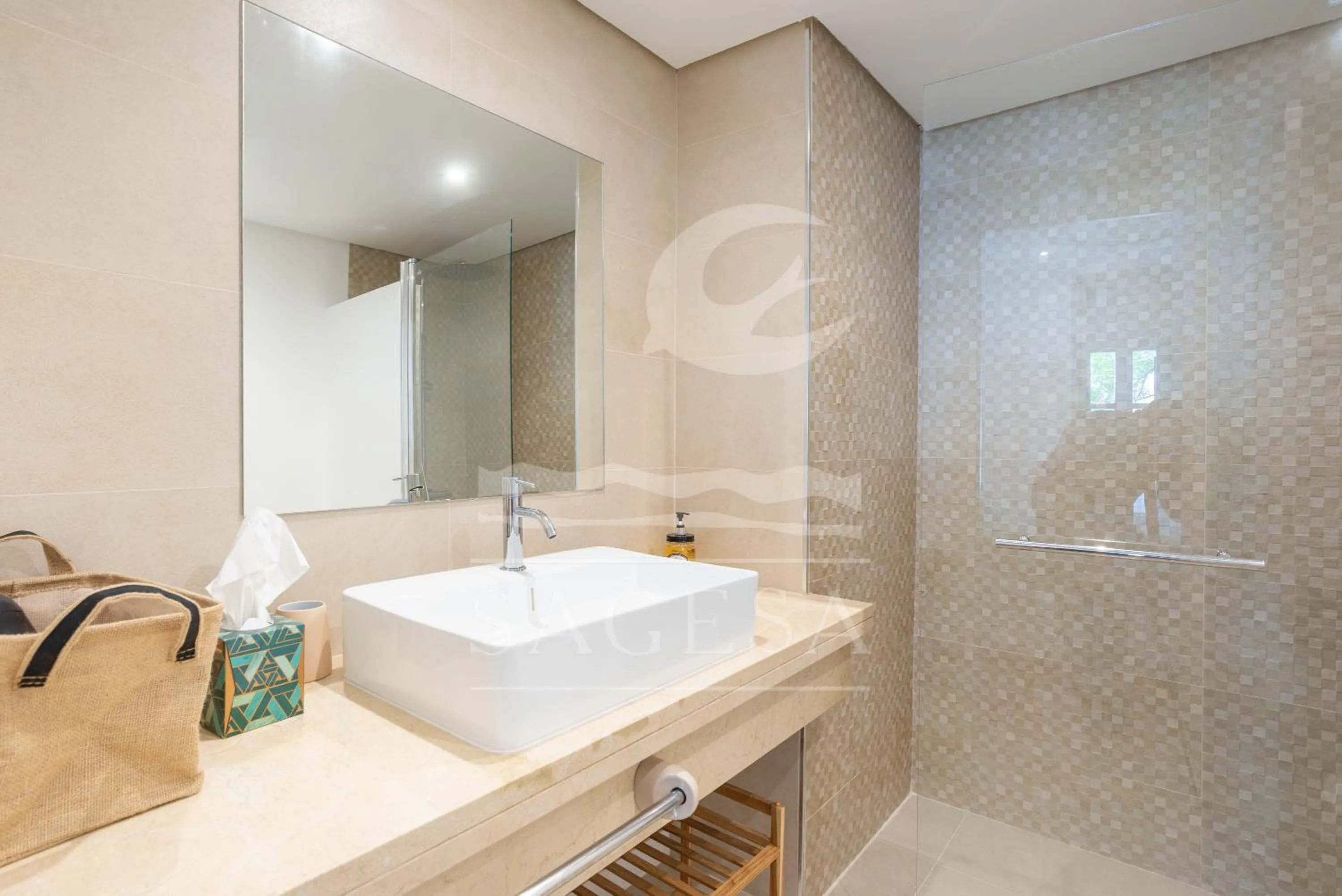 Shower in Jardines de las Golondrinas