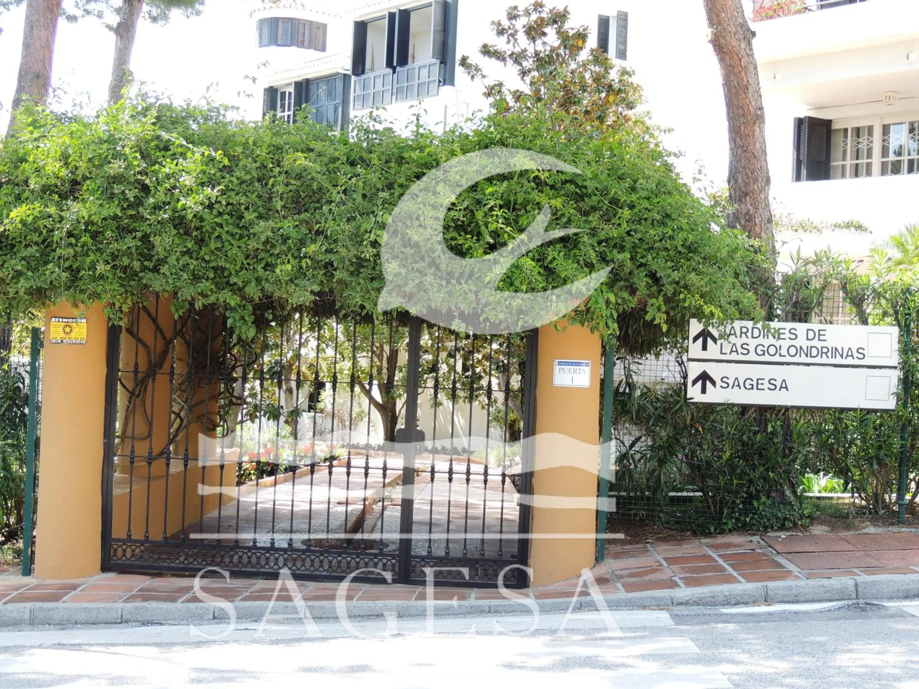 Facade/entrance in Jardines de las Golondrinas