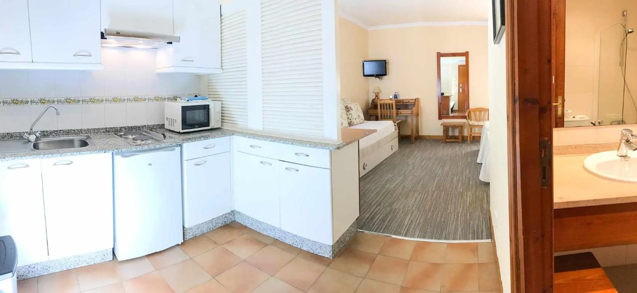 Kitchen or kitchenette in Hotel Spa Bosque Mar