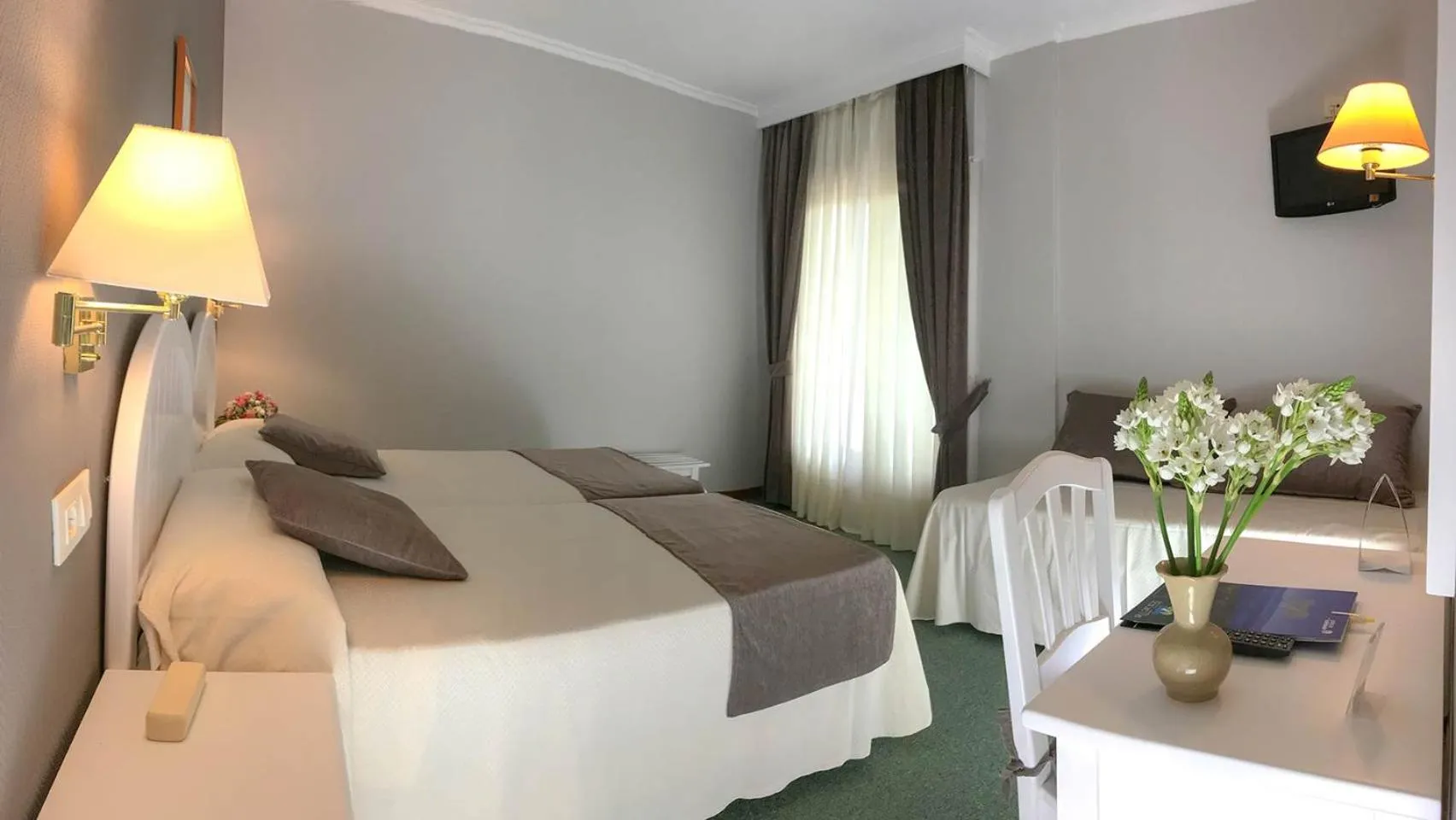 Photo of the whole room, Bed in Hotel Spa Bosque Mar