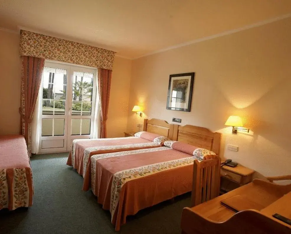 Twin Room with Extra Bed in Hotel Spa Bosque mar Twin Room with Extra Bed in Hotel Spa Bosque mar