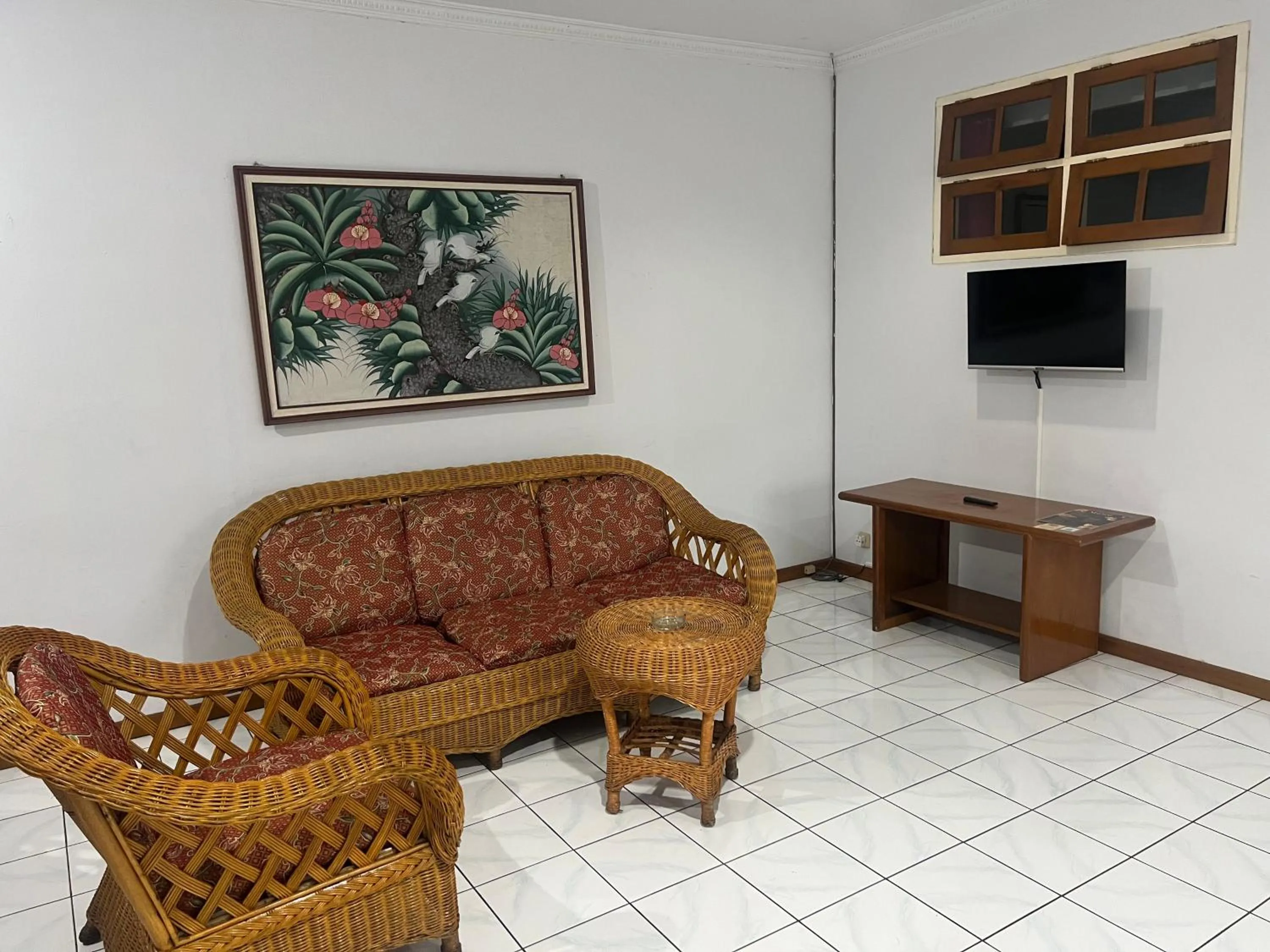 Communal lounge/ TV room in Hotel Puspa Sari