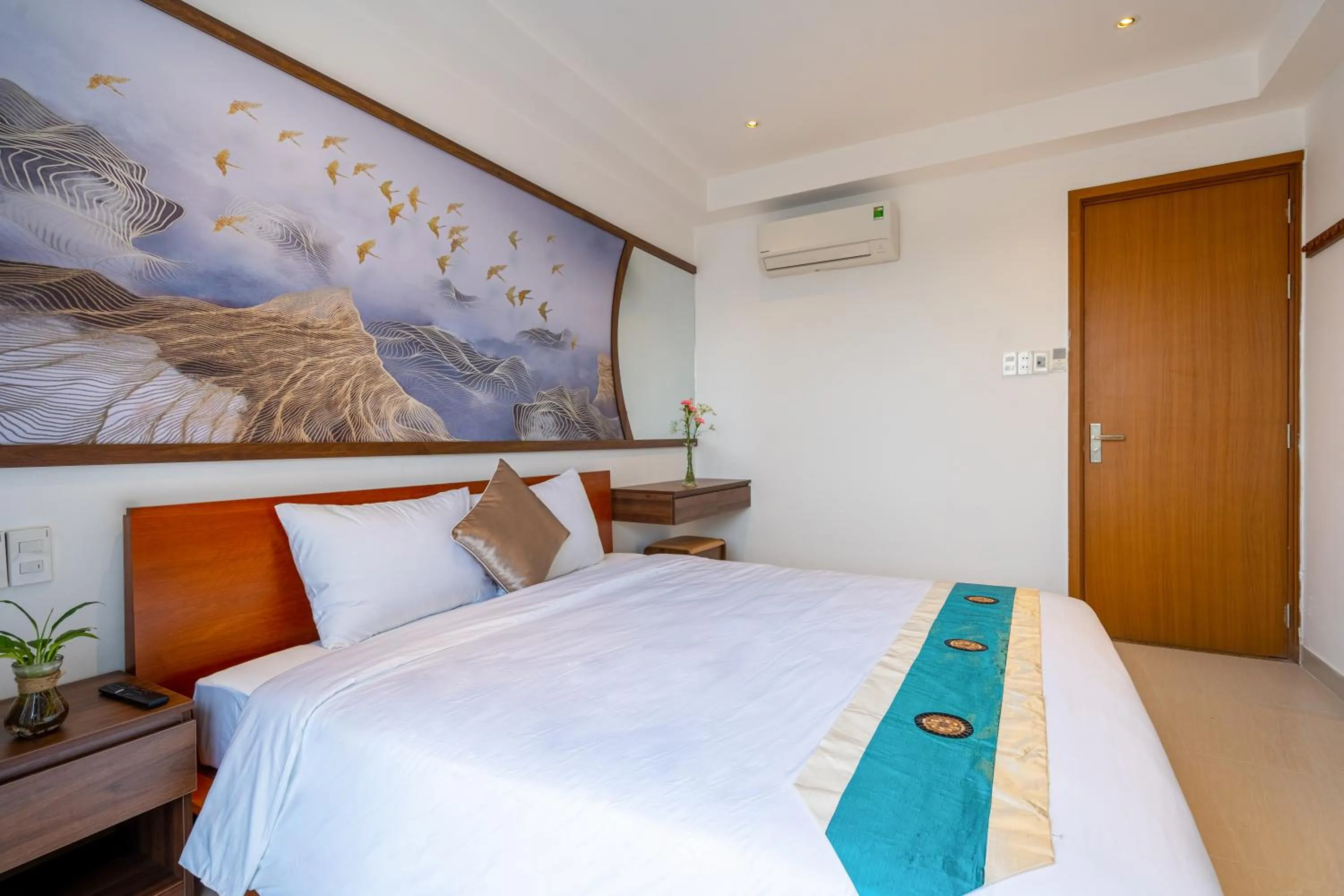 Photo of the whole room, Bed in The Present River Villa Hoi An