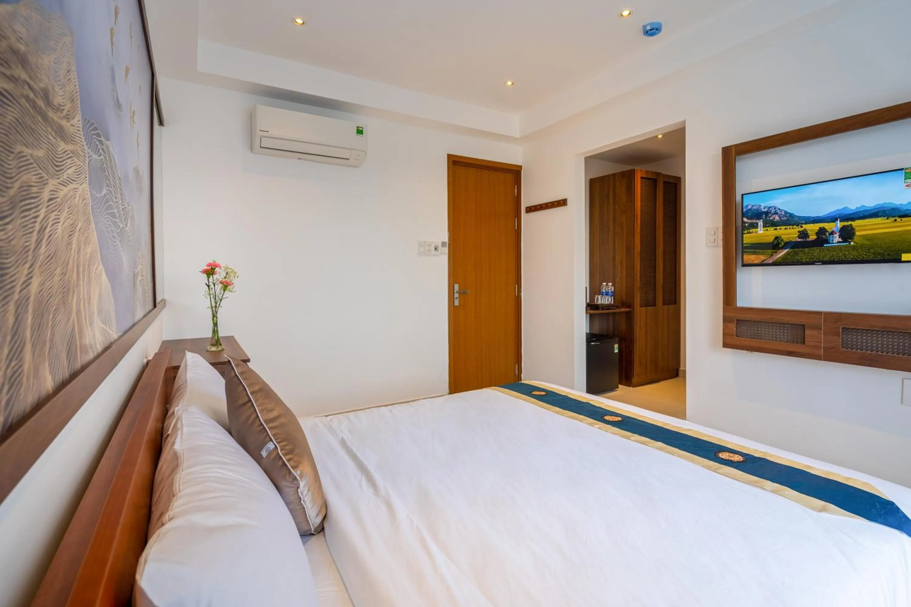 Photo of the whole room, Bed in The Present River Villa Hoi An